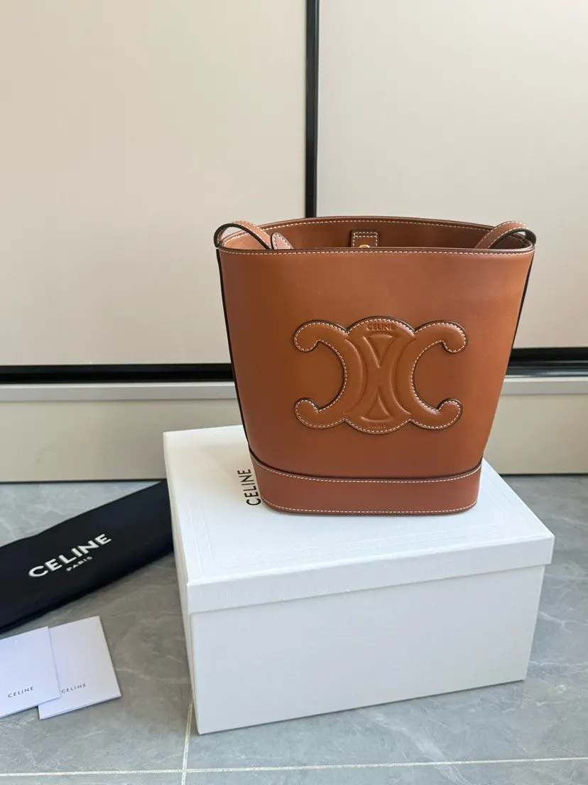 棕色 牛皮 cuir水桶包 棕色 凯旋门浮雕全皮斜挎水桶 低调简 休閒水桶款