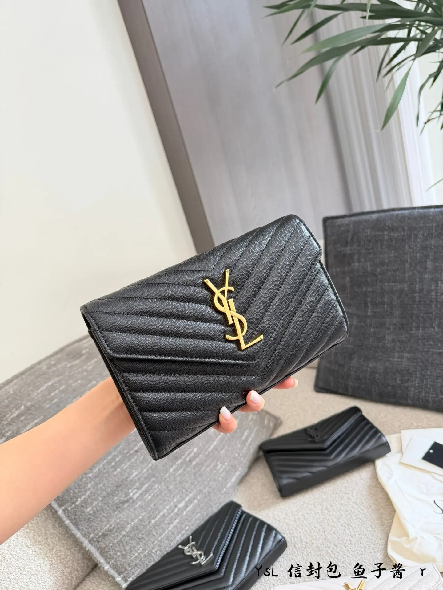YSL 牛皮 黑金鱼子酱信封包​​ 黑金鱼子酱信封包 经典黑金 链条包 精致链条款