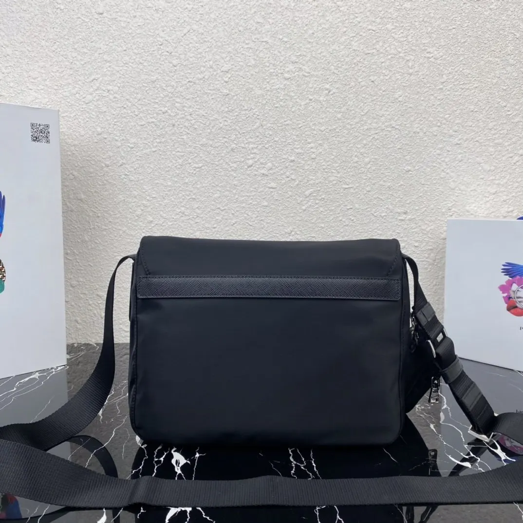 Prada 尼龍 斜背包 輕便斜挎款