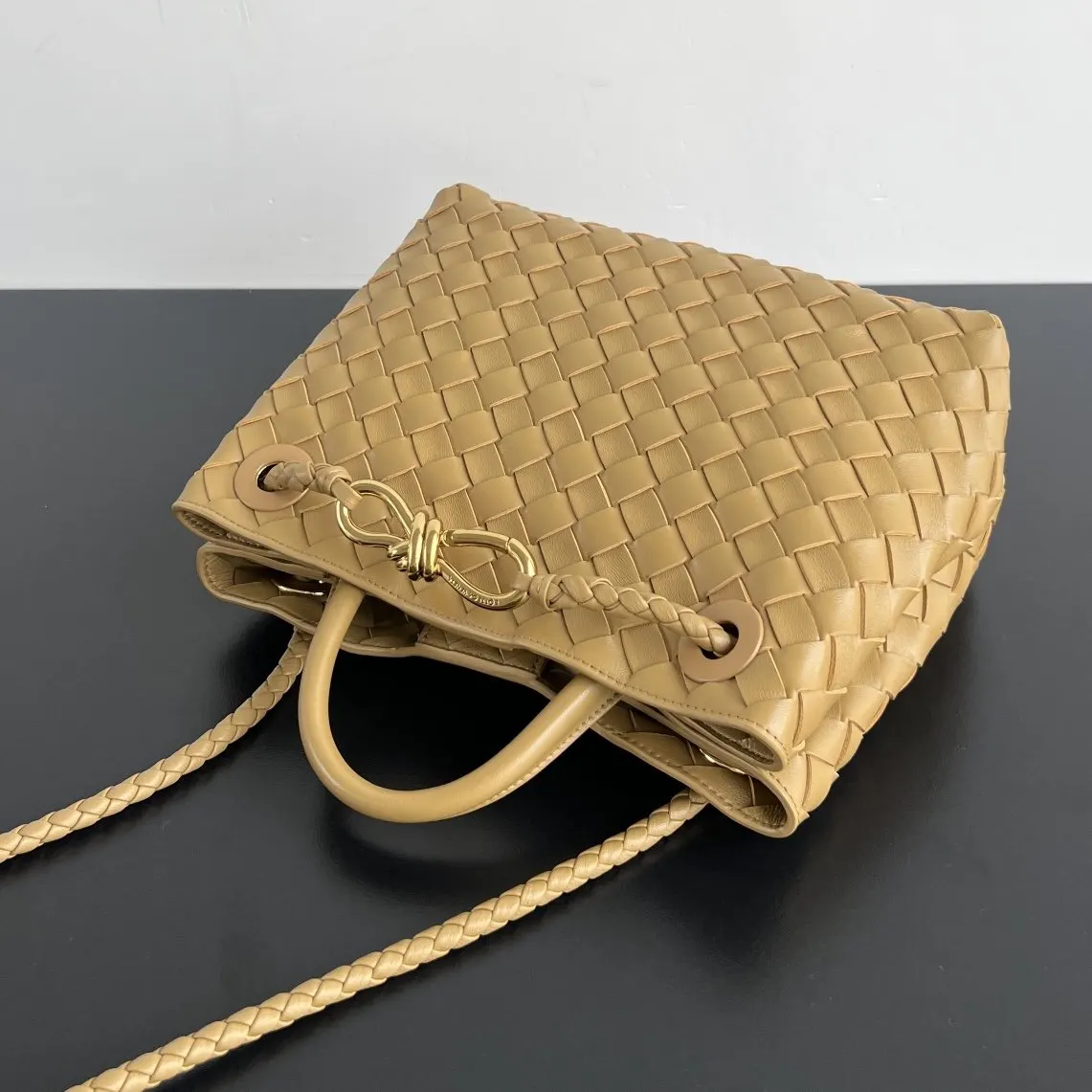Bottega Veneta 金色 羊皮 斜挎包 轻便斜挎款