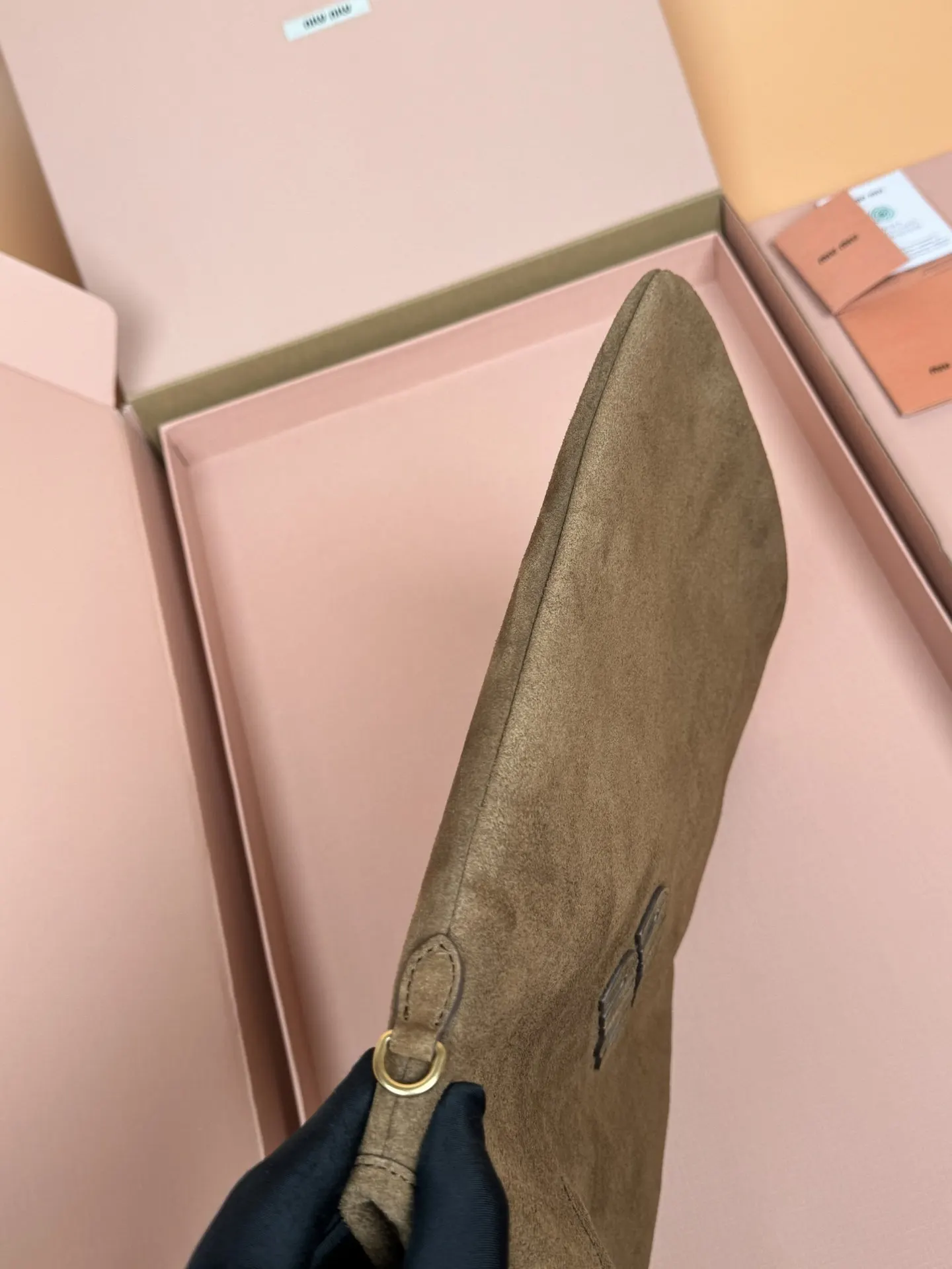 牛皮 同色系字母徽标彰显經典格调 單肩包 日常單肩背款