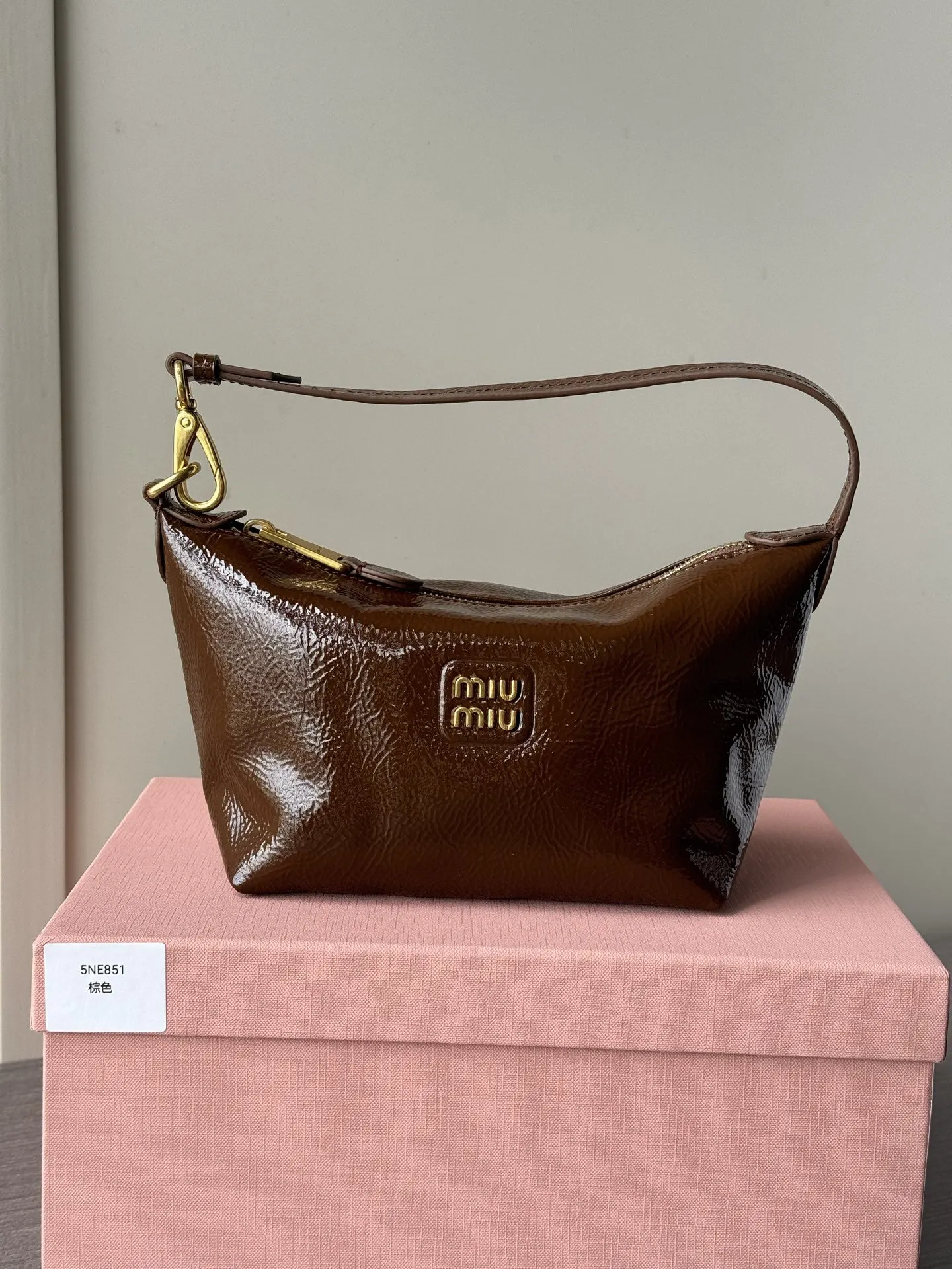 Miu 漆皮 厂价 老鼠狠货miumiu饭盒 腋下包 復古腋下背款