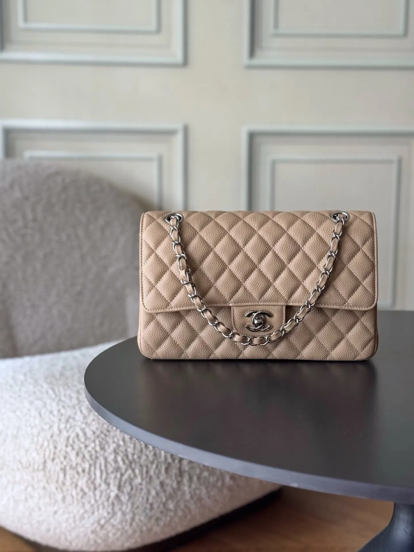 CHANEL 米棕色魚子醬牛皮翻蓋鏈條包 金扣款
