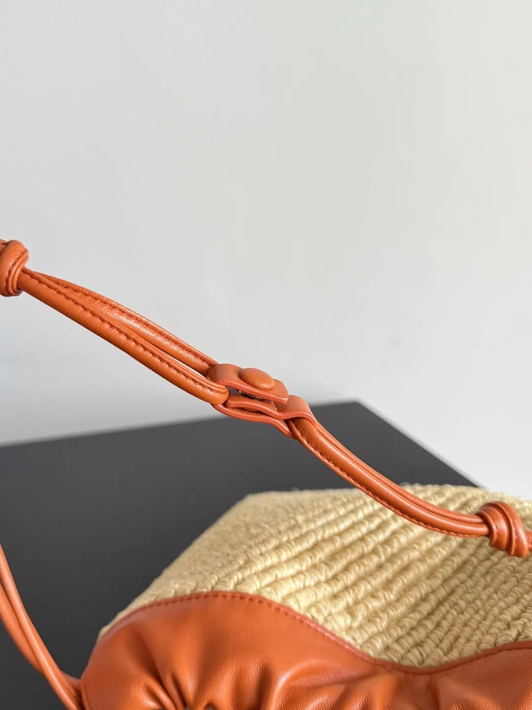 Bottega Veneta 橙色 腋下包 復古腋下背款