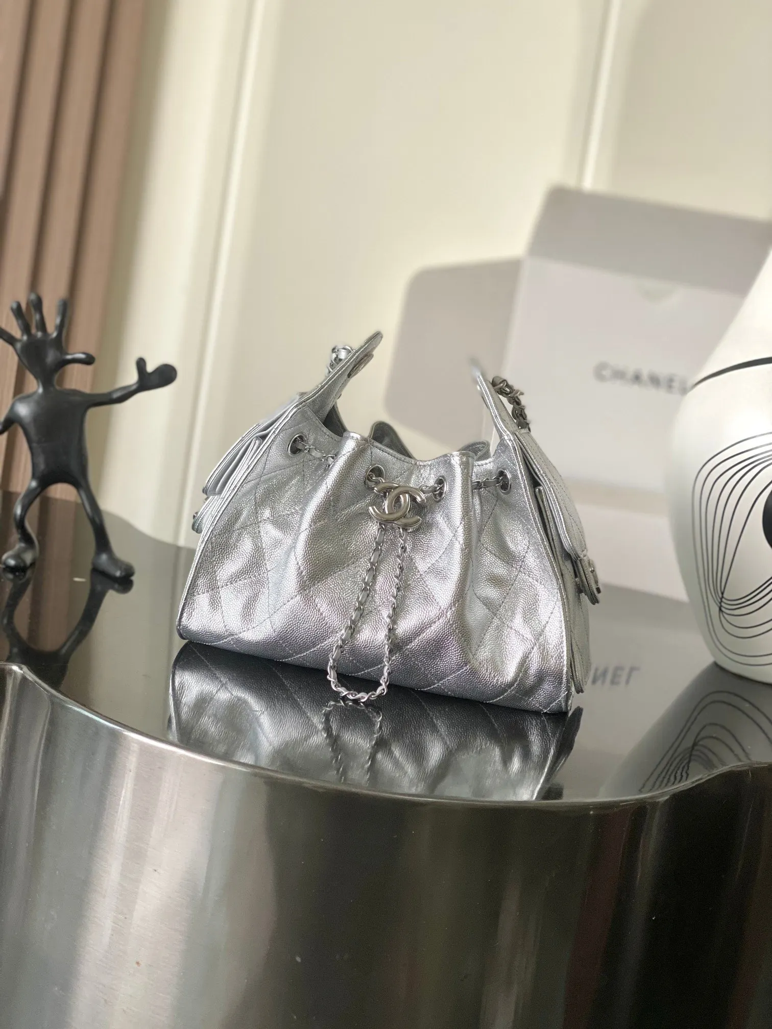 CHANEL 銀色牛皮Hobo腋下包 金链款
