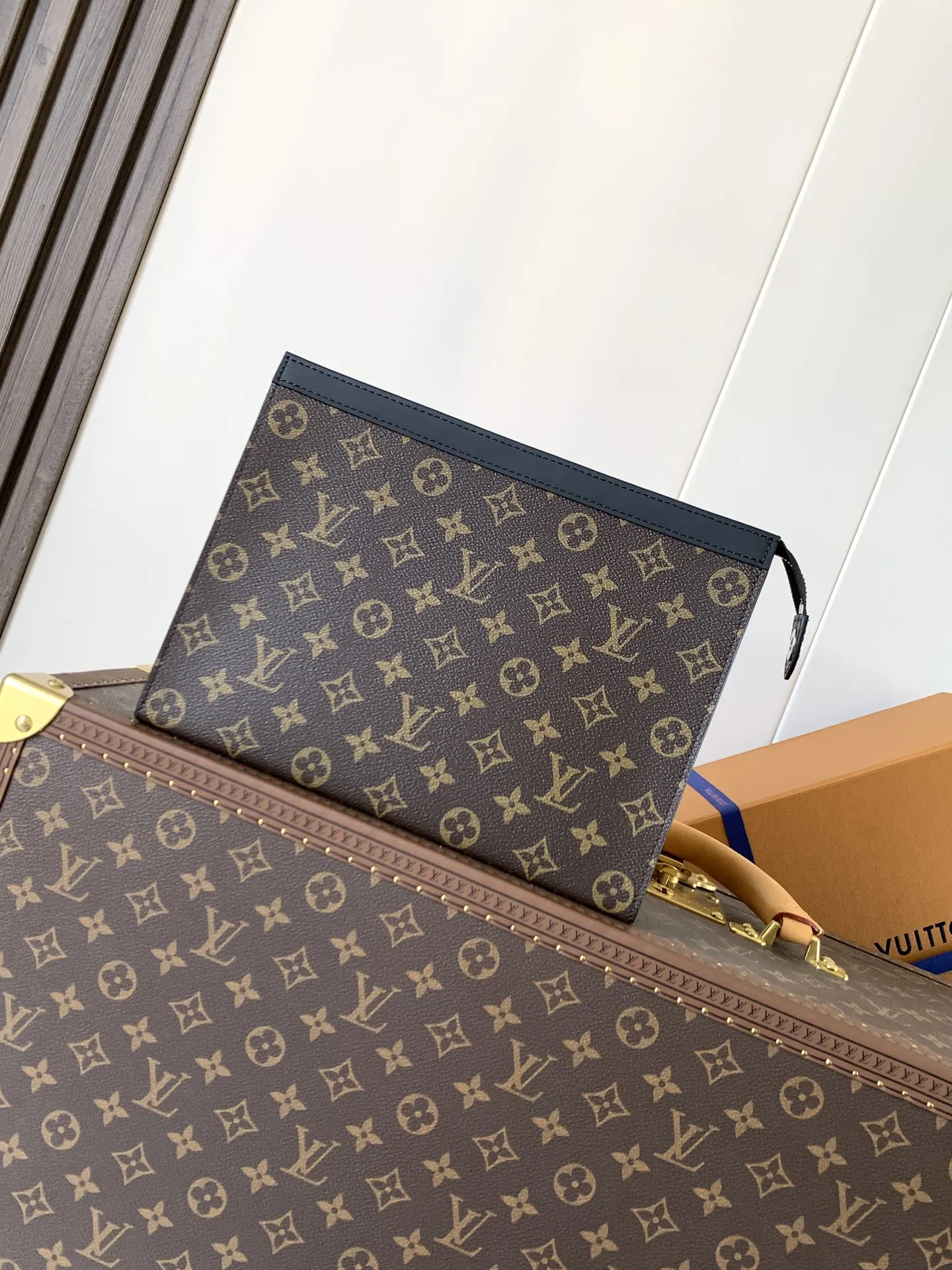 老花 牛皮 拉链开启卡片夹层和贴袋 可有序收納随行所需 亦可收入 手拿包 精致手拿款