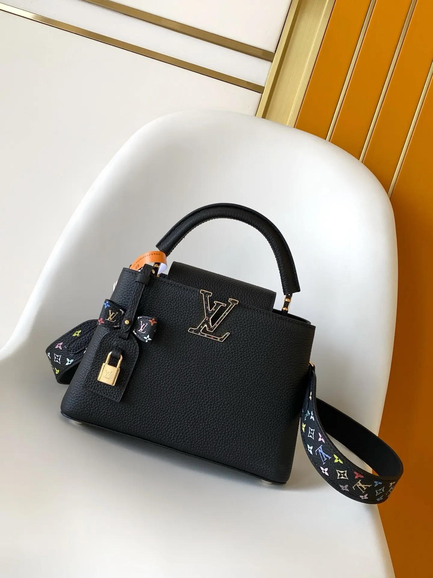 LV 黑色 白色 牛皮 字母和可拆卸 Mo肩带浸染明丽色调 致 收纳包 旅行收纳款