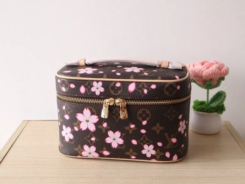 LV 牛皮 化妆包 便携收纳款