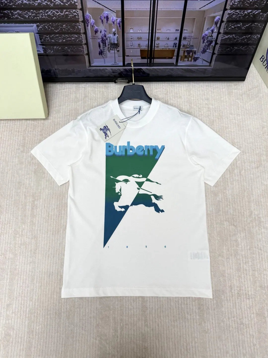 Burberry 白色 印花 短袖T恤 休閒百搭款(數字1) Burberry 白色 印花 短袖T恤 休閒百搭款(數字1)
