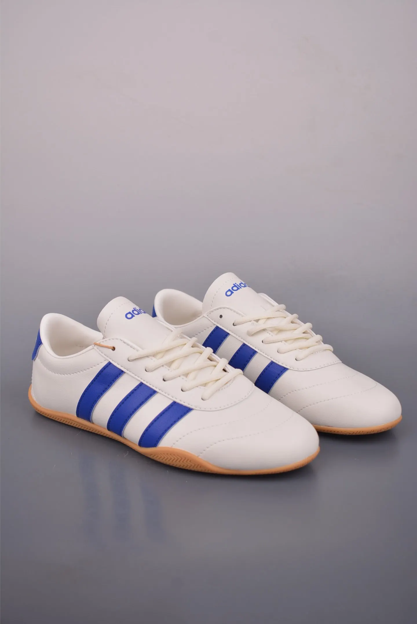 Adidas 运动鞋 休闲百搭款