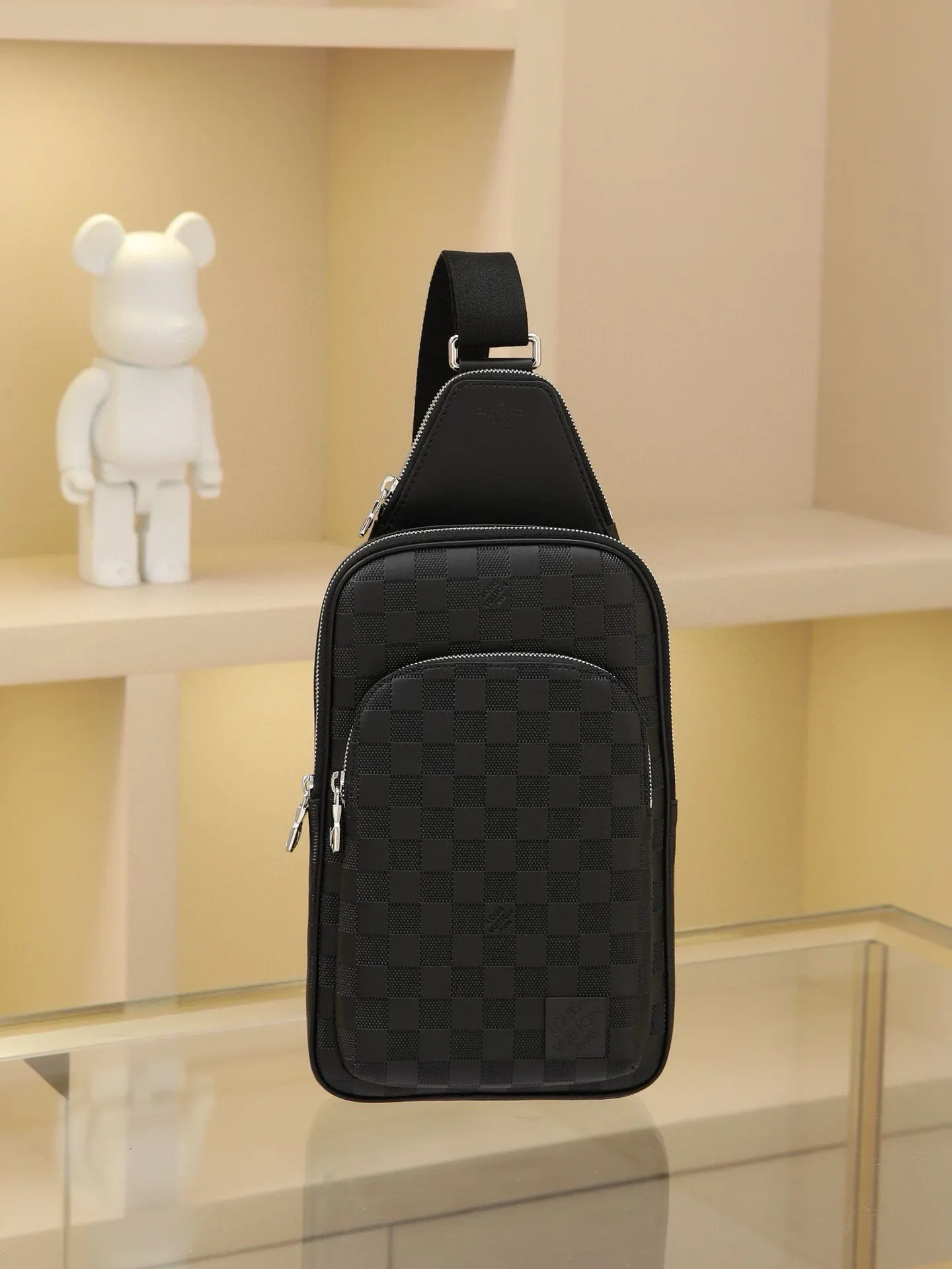 Damier 可调节肩带可通过 形环固定于左右两侧 单肩包 