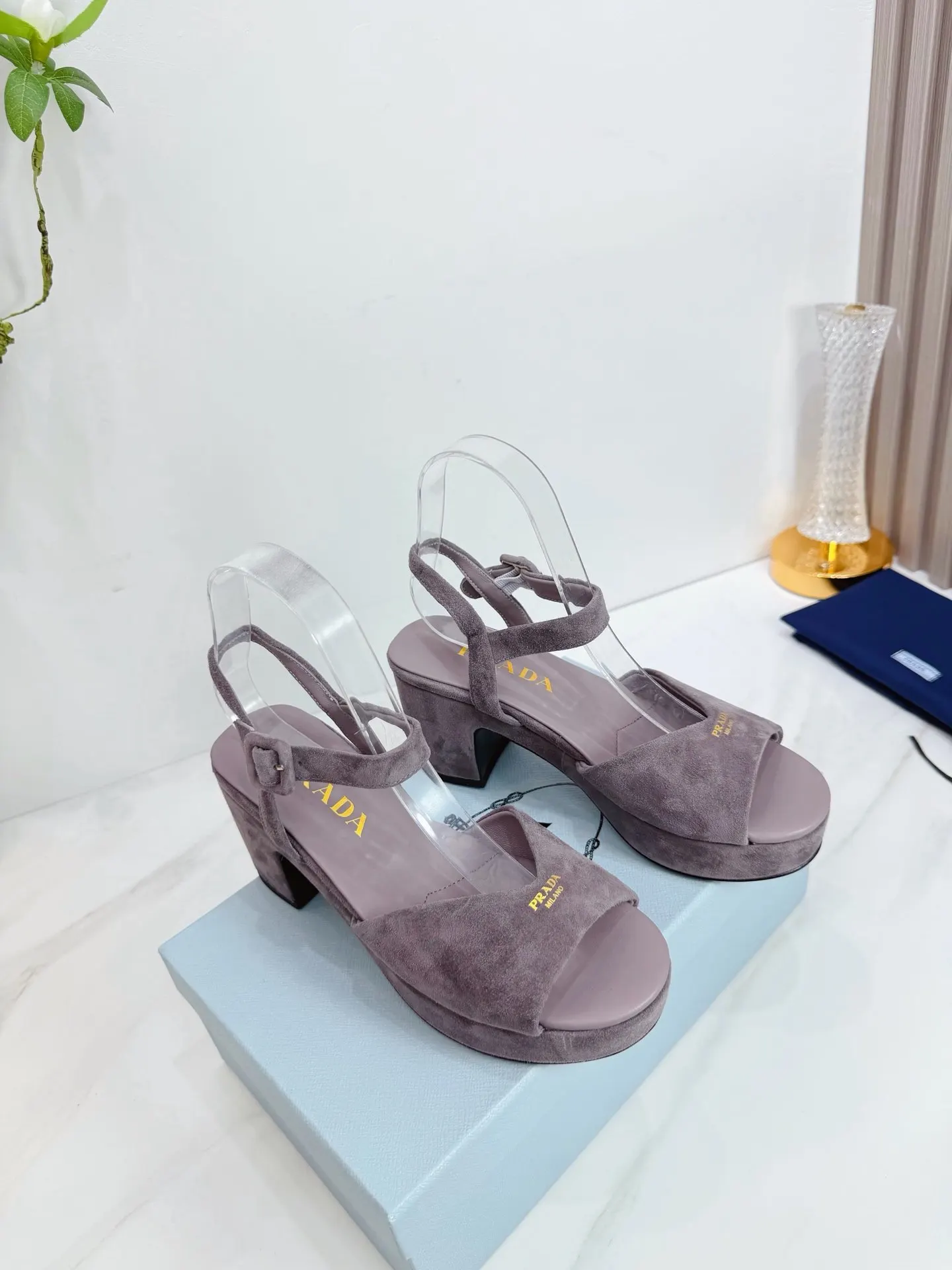 PRADA 羊皮 休閒鞋 舒適百搭款