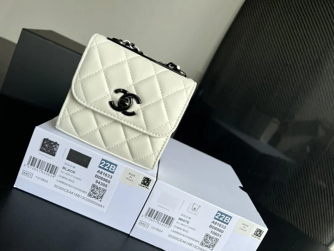CHANEL 22 Bag 白色牛皮鏈條包 黑白拼色款