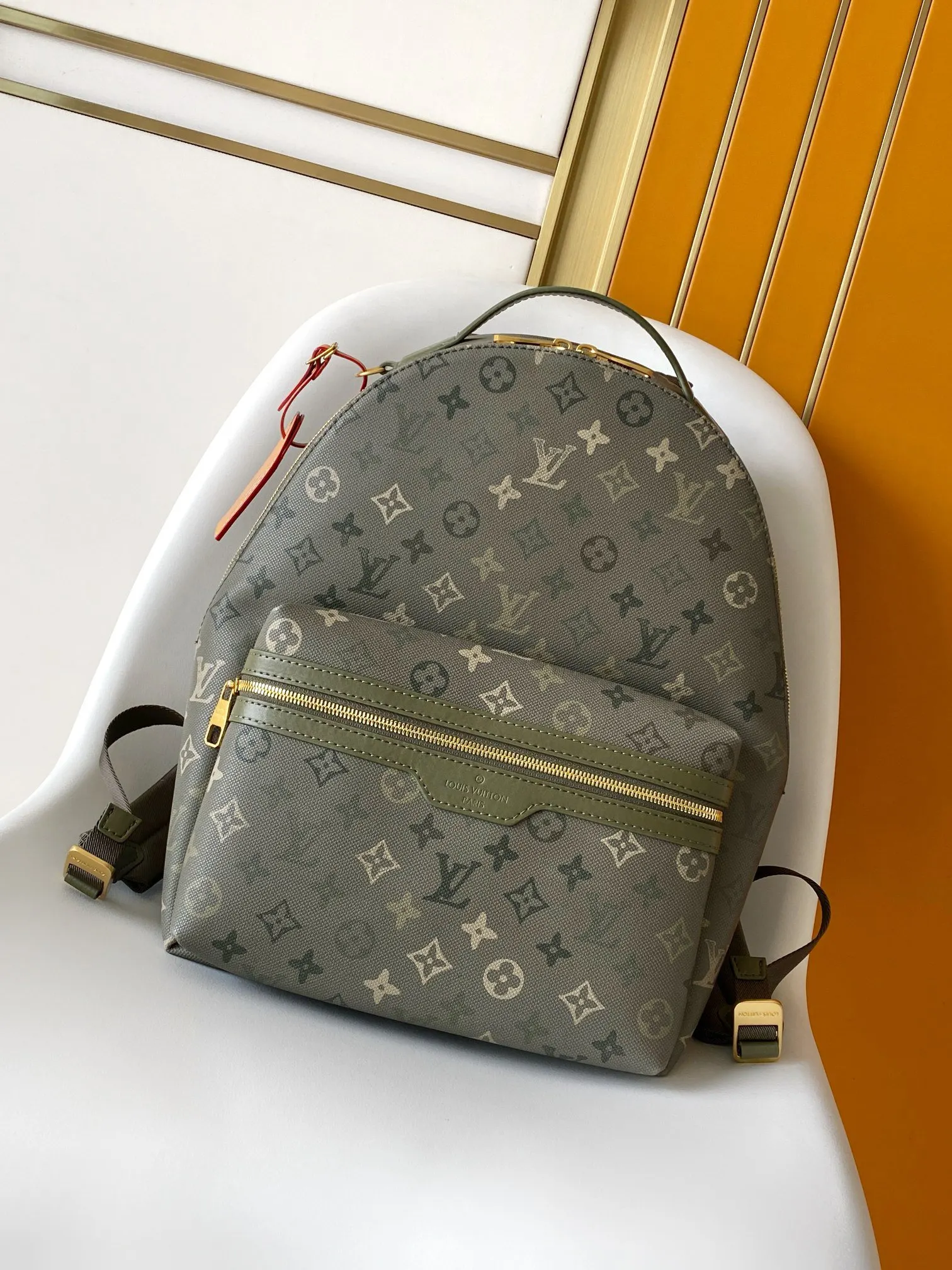 LV Discovery 灰綠色壓紋雙肩包 休閒款