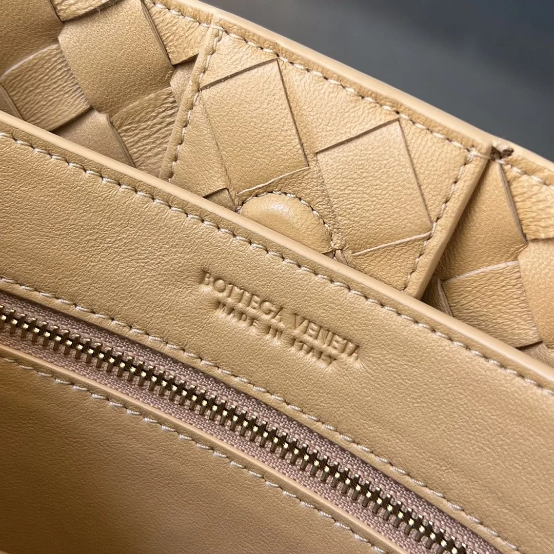 Bottega Veneta 金色 羊皮 斜背包 輕便斜挎款(數字9) Bottega Veneta 金色 羊皮 斜背包 輕便斜挎款(數字9)
