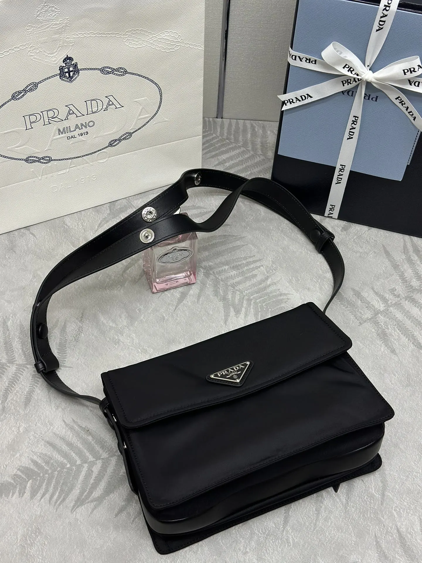 Prada 尼龍 斜背包 輕便斜挎款