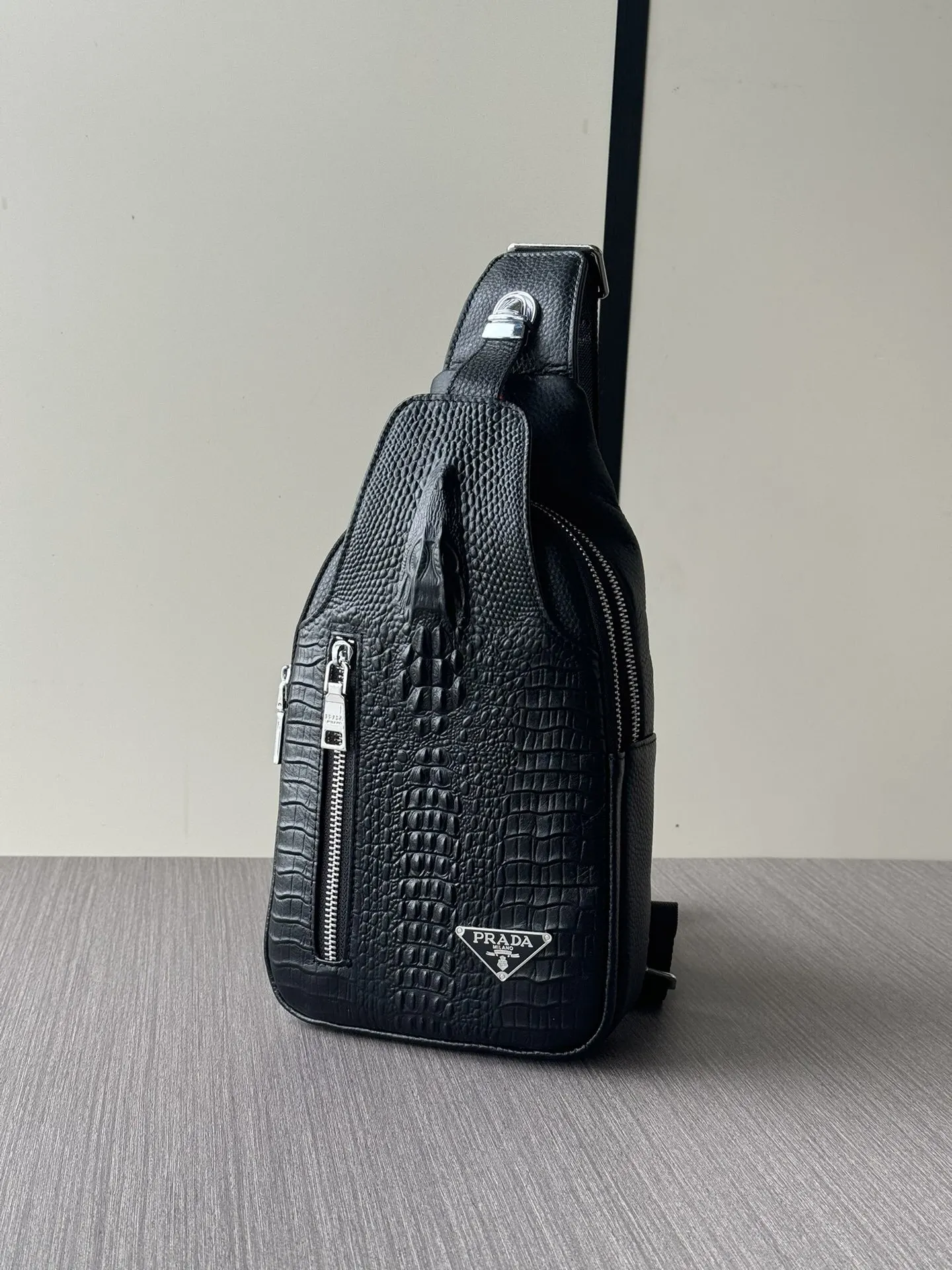 PRADA 黑色 鳄鱼皮 牛皮 腰包 輕便实用款
