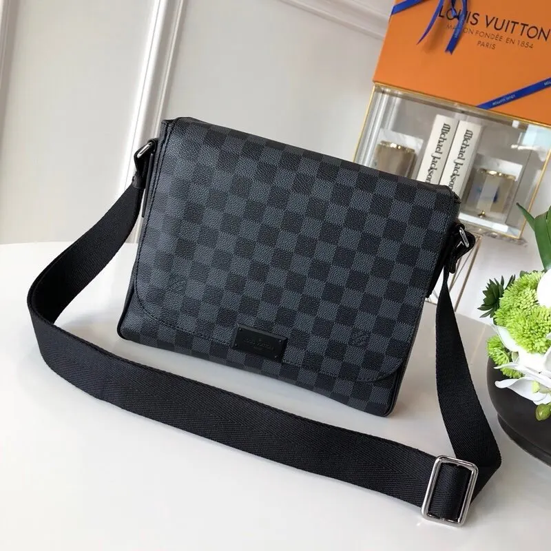 LV 黑色壓紋相机包 單肩斜挎款