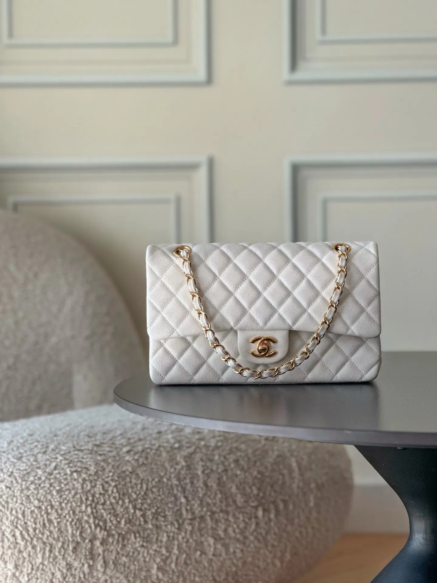CHANEL 白色魚子醬牛皮翻蓋鏈條包 金扣款