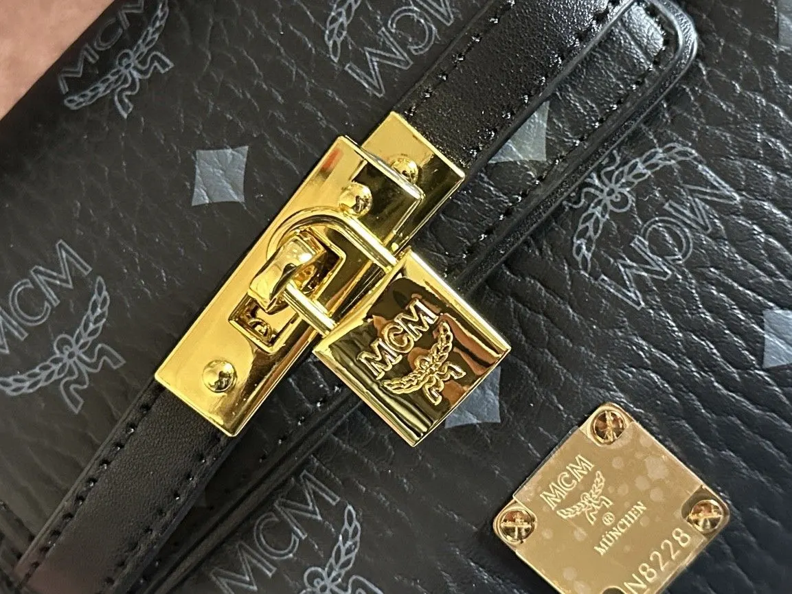 Kelly 黑色 牛皮 款号 MCM 經典款 Kelly凯莉手 斜背包 輕便斜挎款(數字9) Kelly 黑色 牛皮 款号 MCM 經典款 Kelly凯莉手 斜背包 輕便斜挎款(數字9)