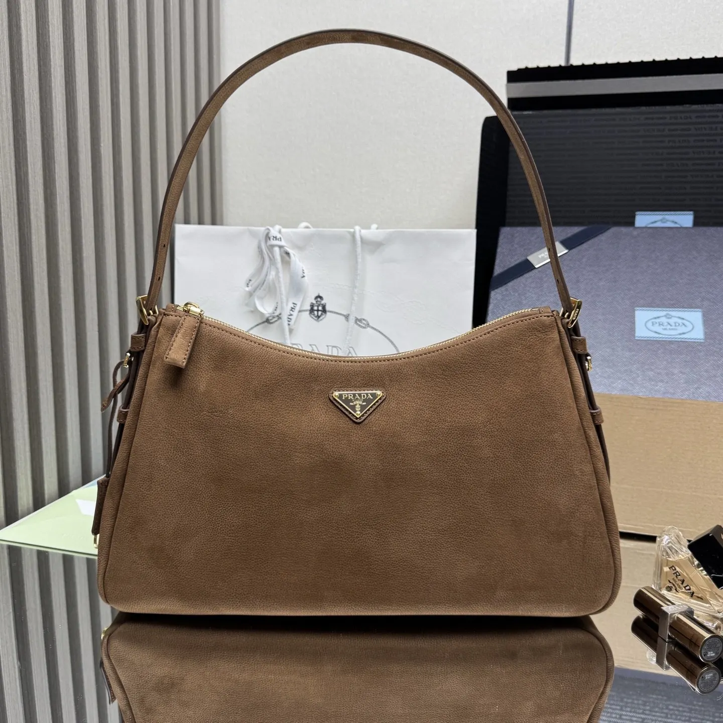 PRADA 皮革 斜背包 日常通勤款