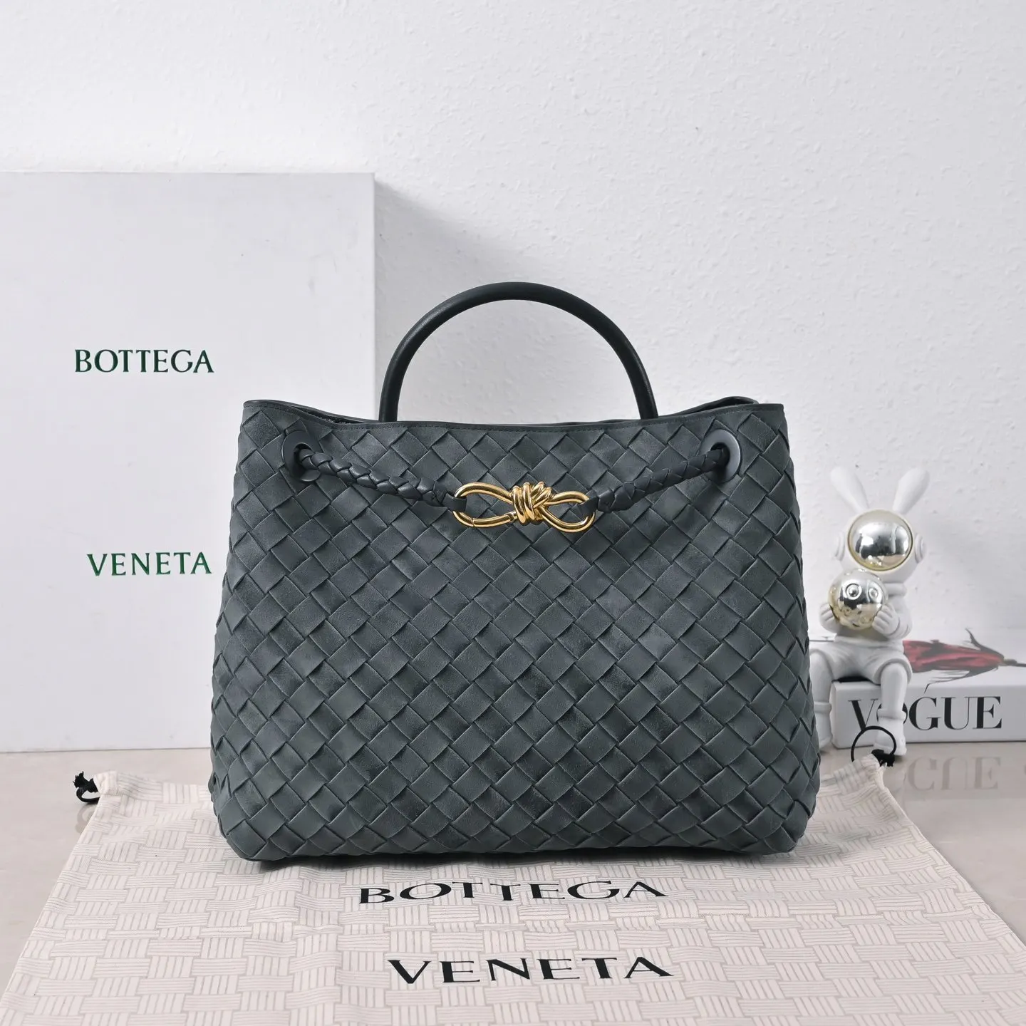 Bottega Veneta 麂皮 斜背包 輕便斜挎款