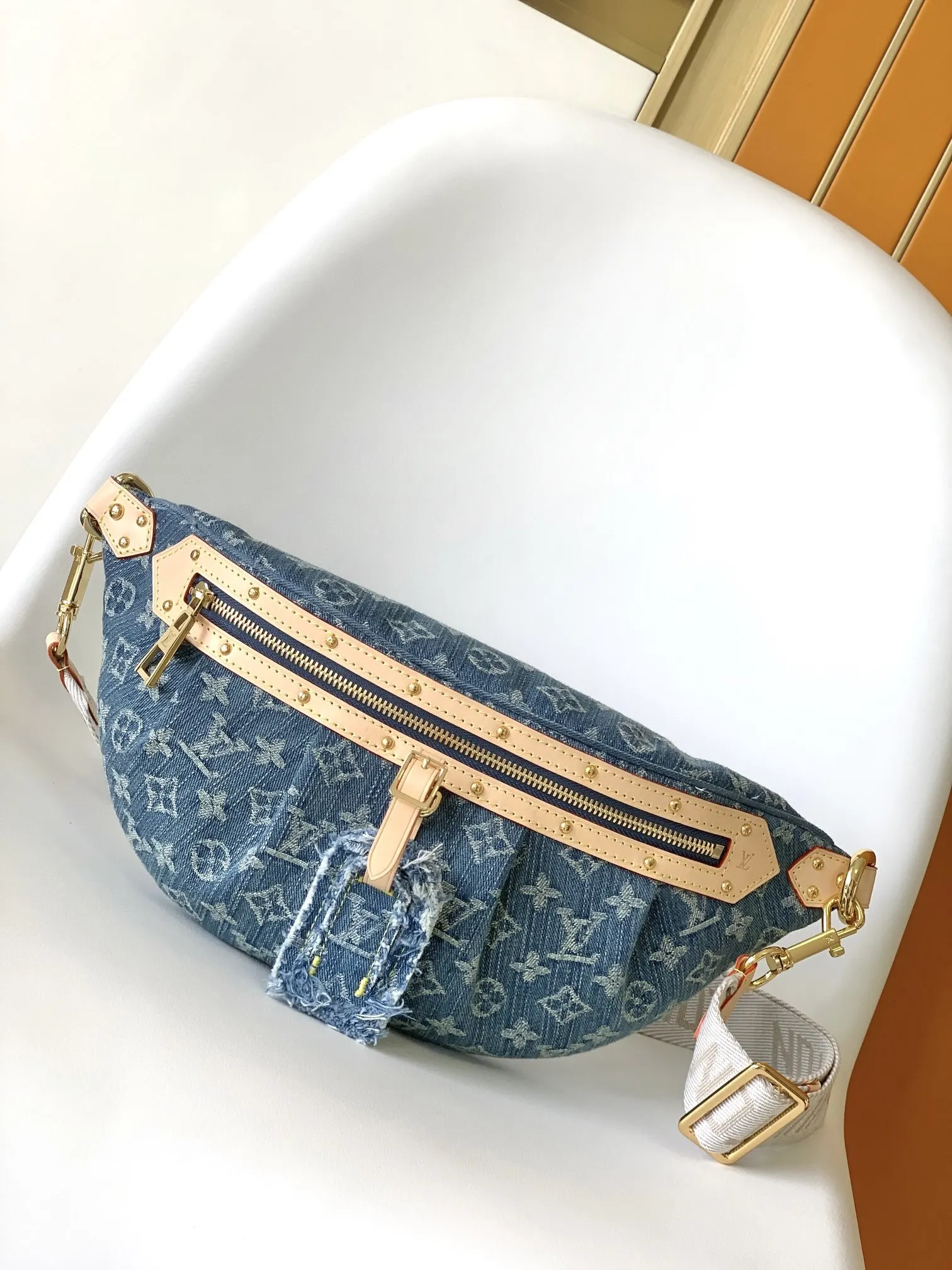 LV 藍色老花腰包 休閒胸包款