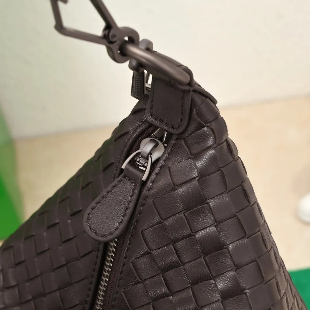 Bottega Veneta 羊皮 斜背包 輕便斜挎款