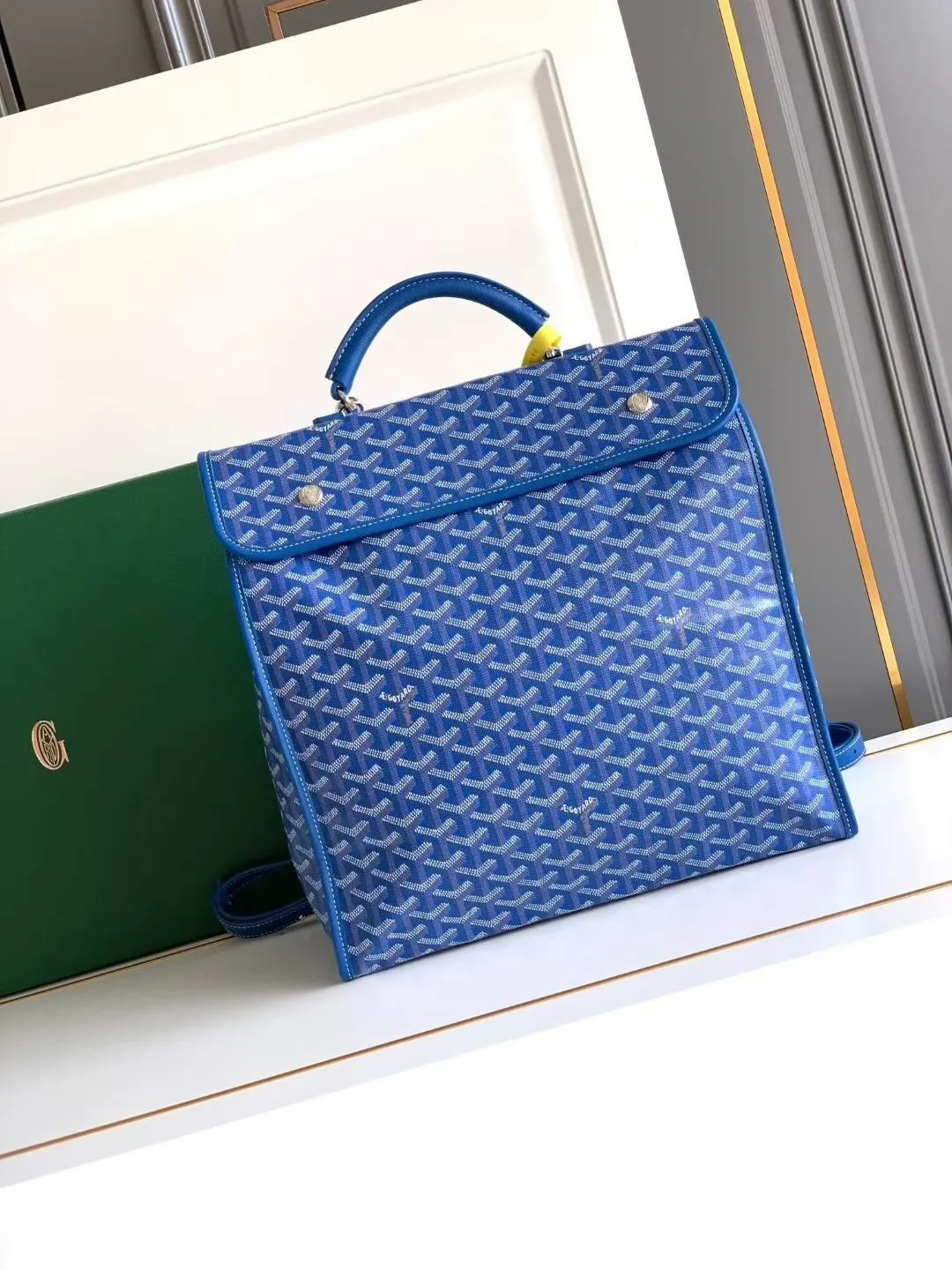 Goyard 利用位于包背面的按扣可以将它完全折叠 轻松存放入手提 雙肩包 实用雙肩款