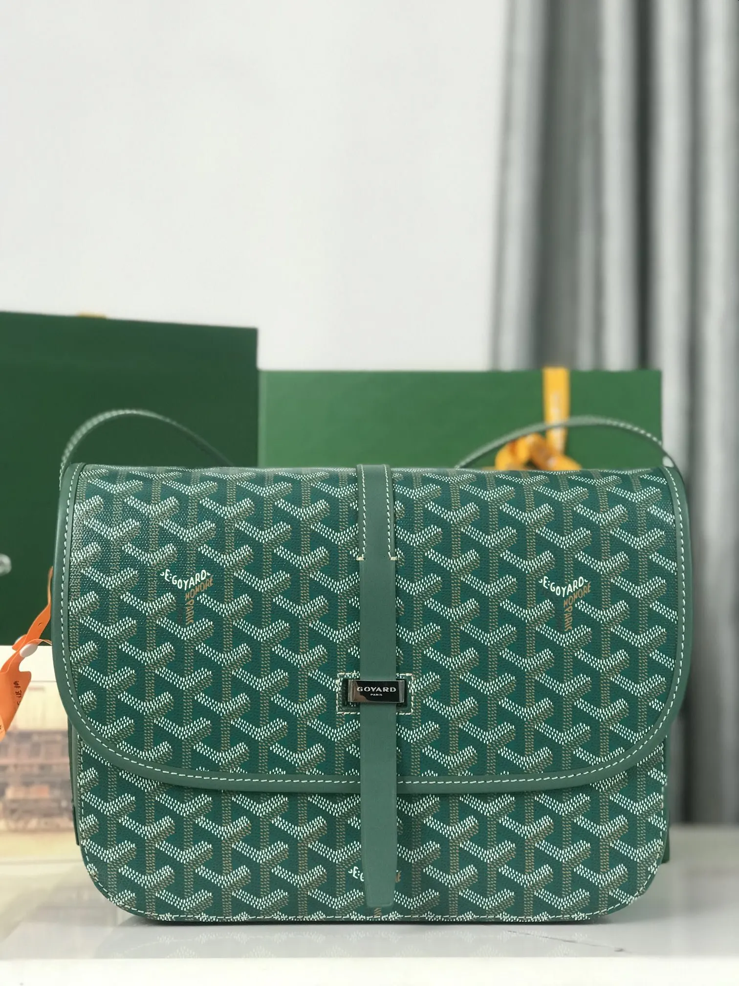 Goyard 皮質镶边以线条的方式凸显出包身轮廓 翻盖的皮質内衬亦 收納包 旅行收納款