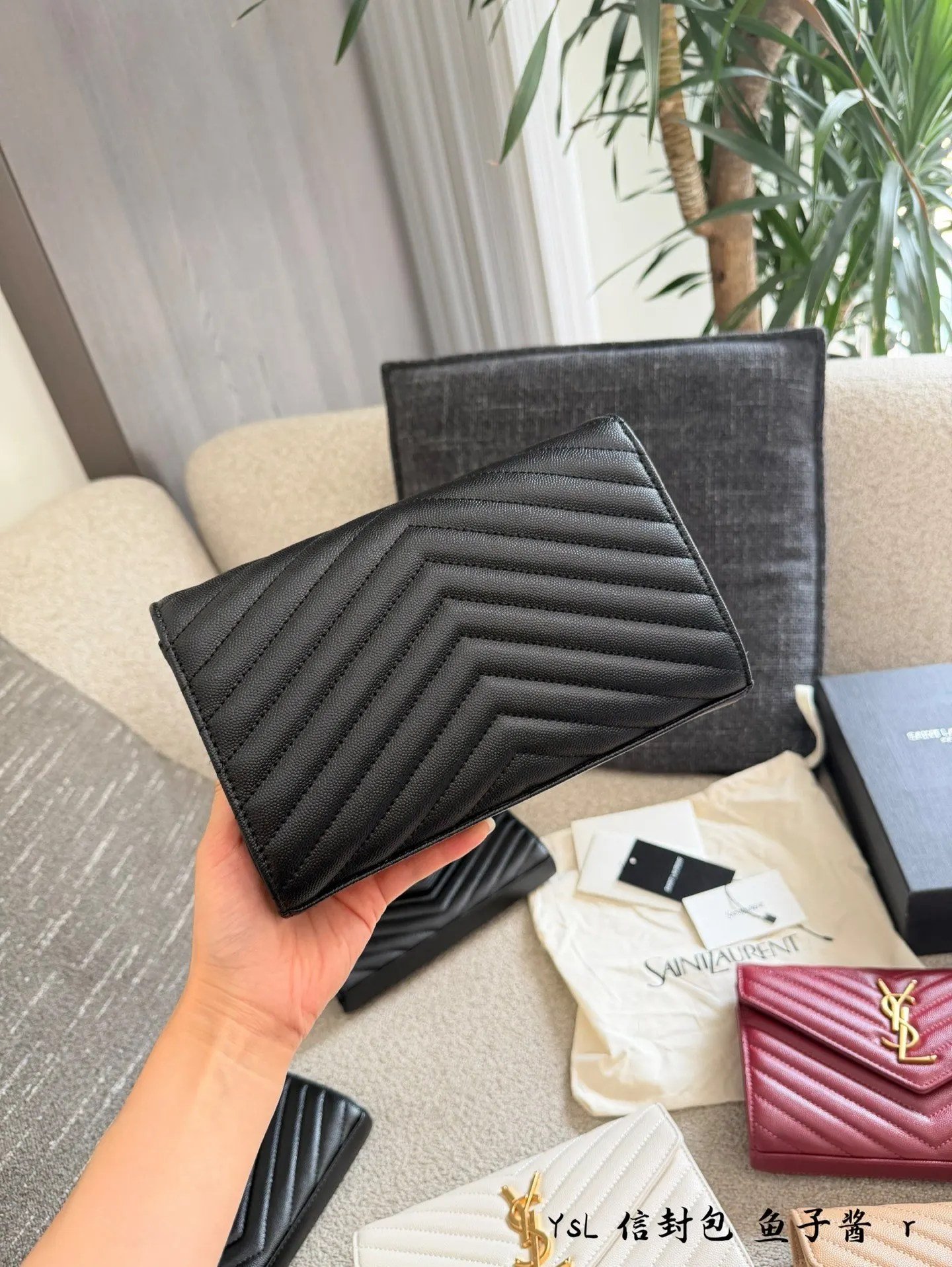 YSL 牛皮 黑金鱼子酱信封包​​ 黑金鱼子酱信封包 经典黑金 链条包 精致链条款