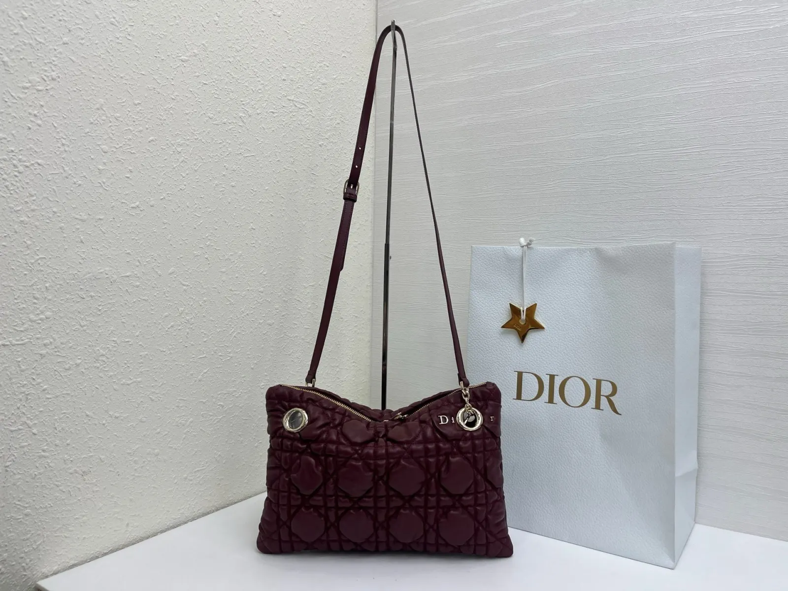 Dior 突显饰以蓬蓬超大藤格纹的新材质 为經典图案注入立体风 鏈條包 精致鏈條款