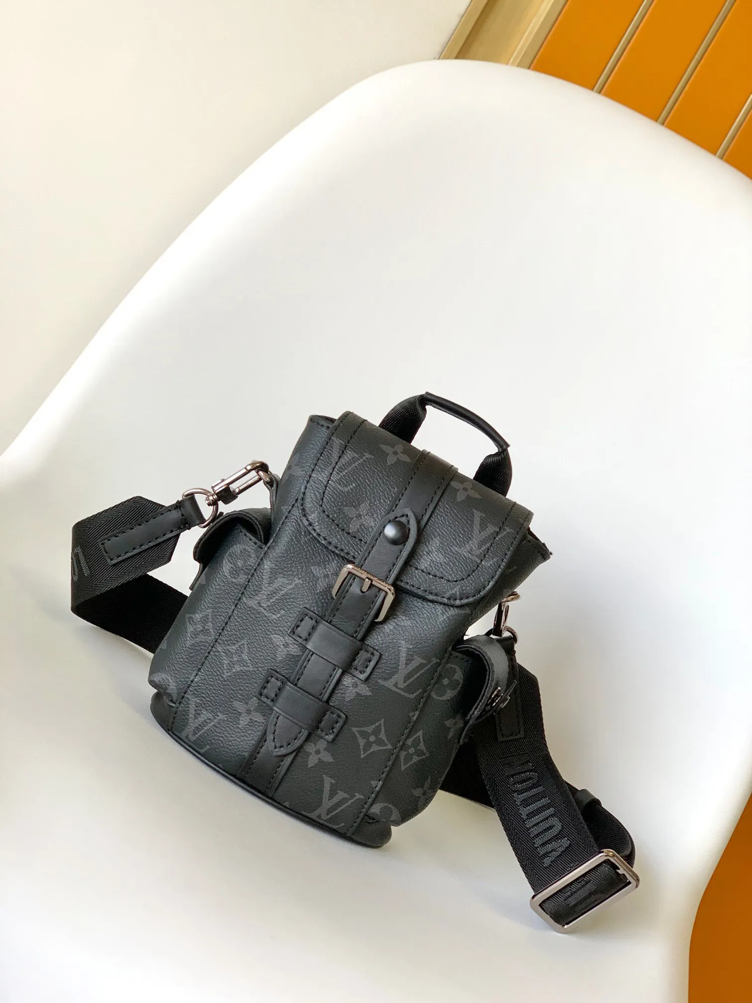 LV 可拆卸肩带与 形环增添斜挎选择 亦可作單肩包 雙肩包 实用雙肩款