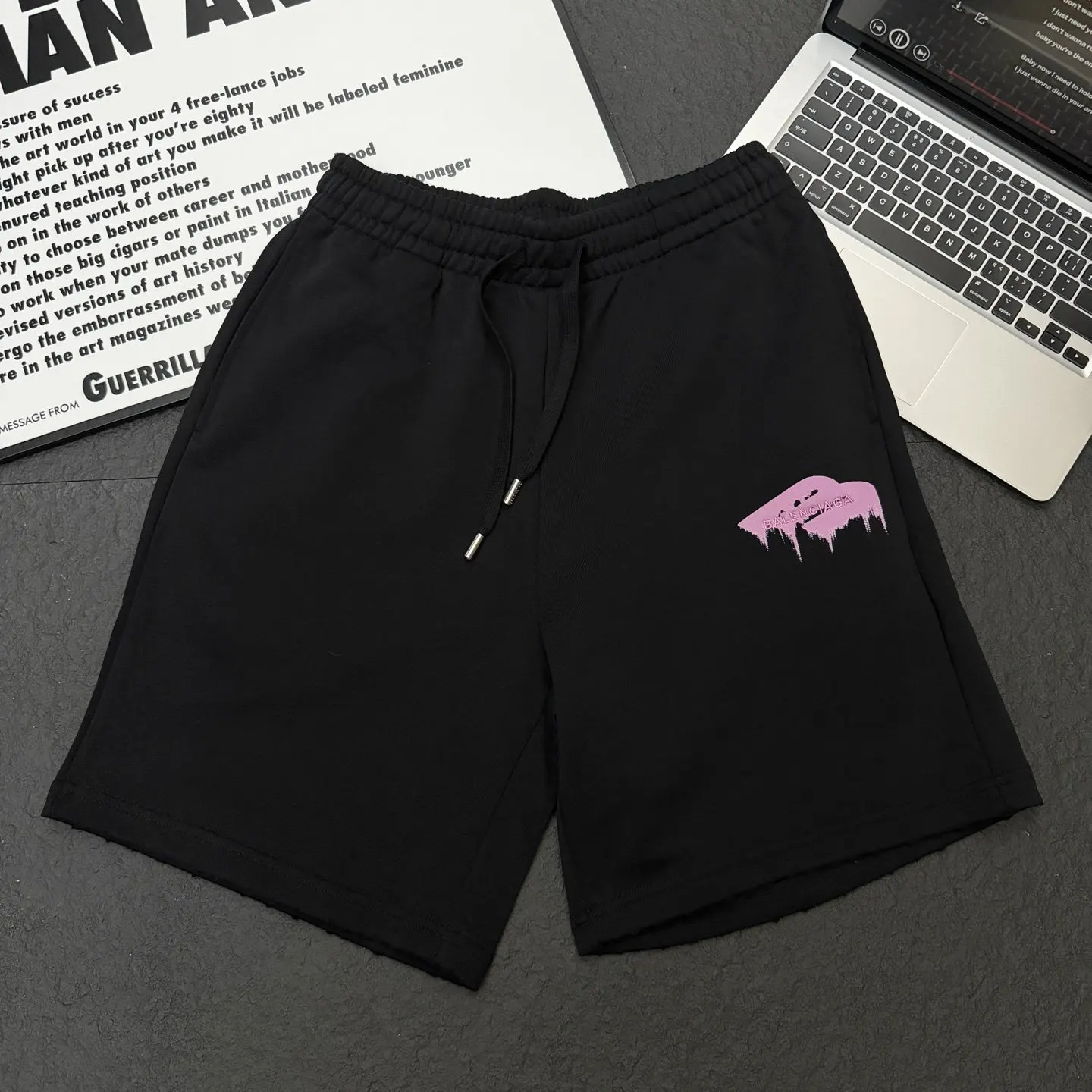 Balenciaga 黑色 純棉 Logo 短褲 宽松休閒款