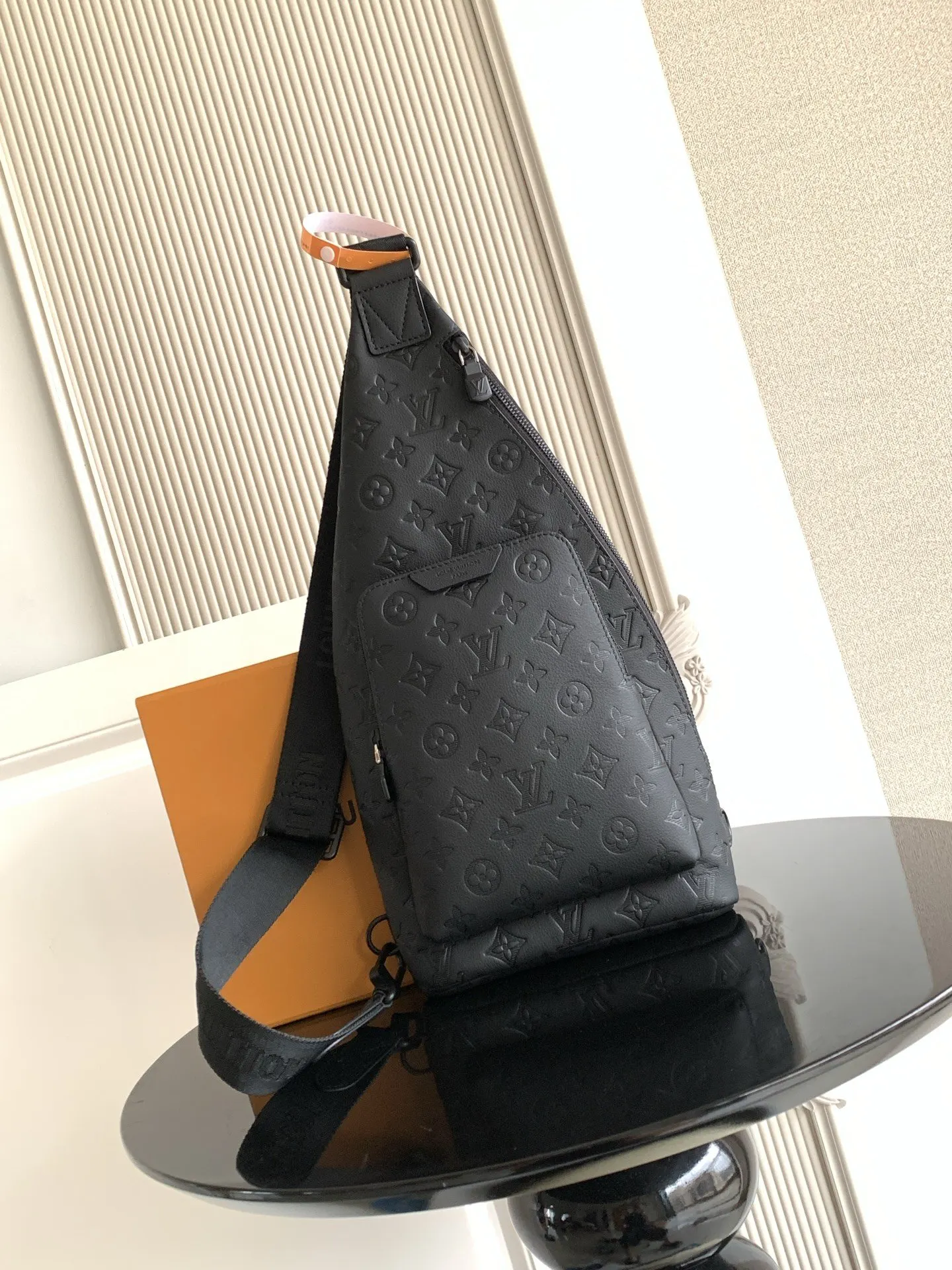 LV 黑色壓紋三角包 單肩斜挎款