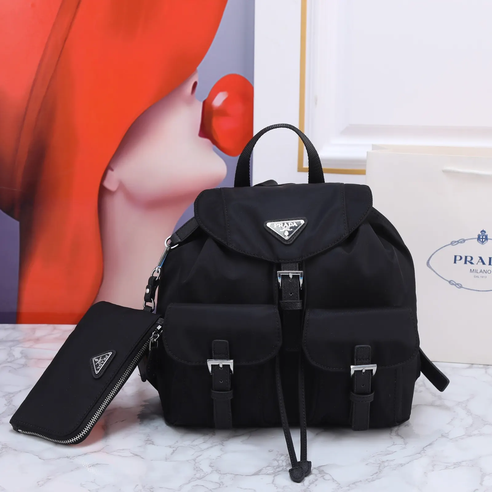 PRADA Re-Nylon尼龍 Saffiano十字纹牛皮 三角标 雙肩背包 輕便实用款