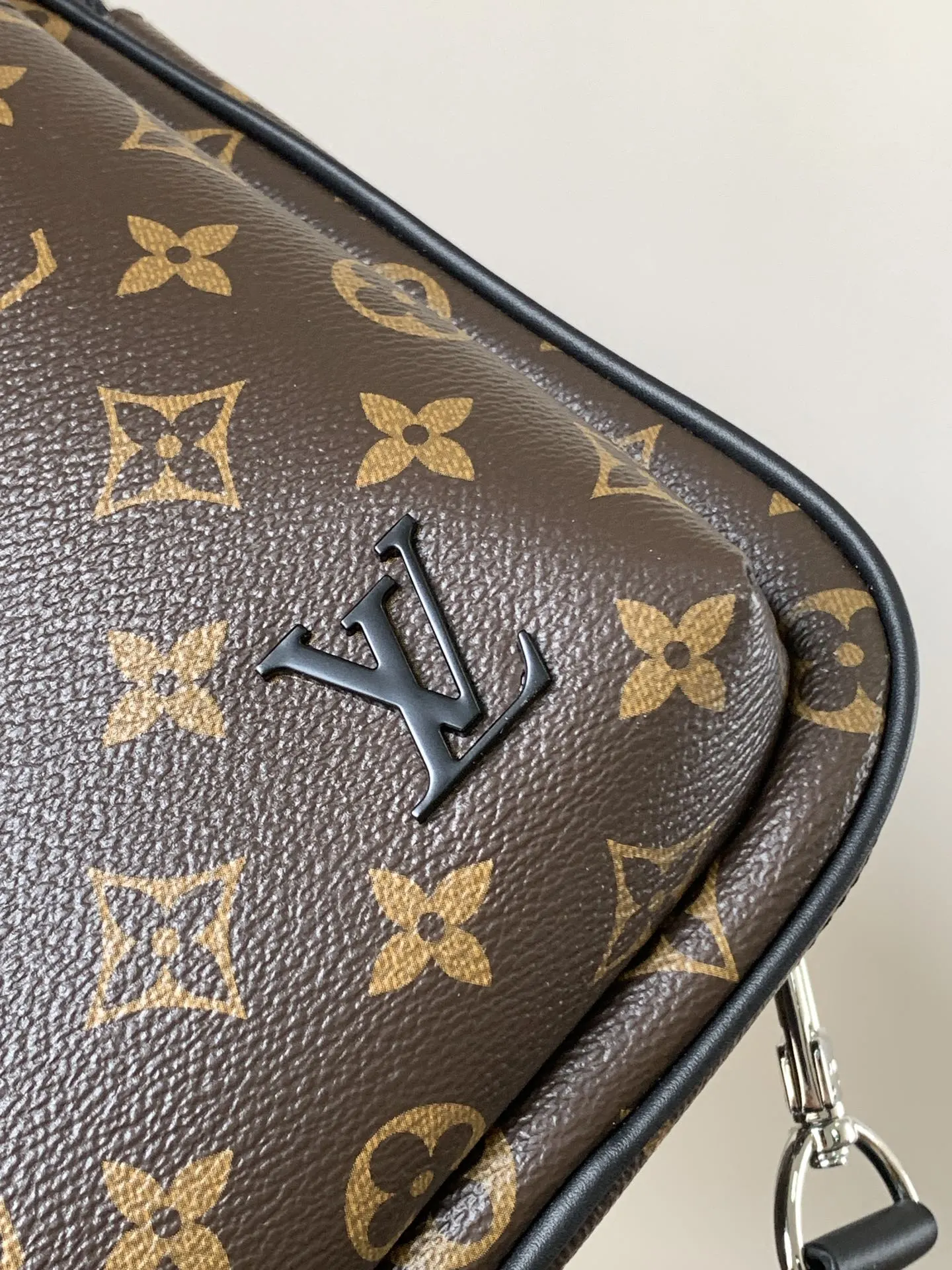 Louis Vuitton Monogram Shoulder Bag Leather