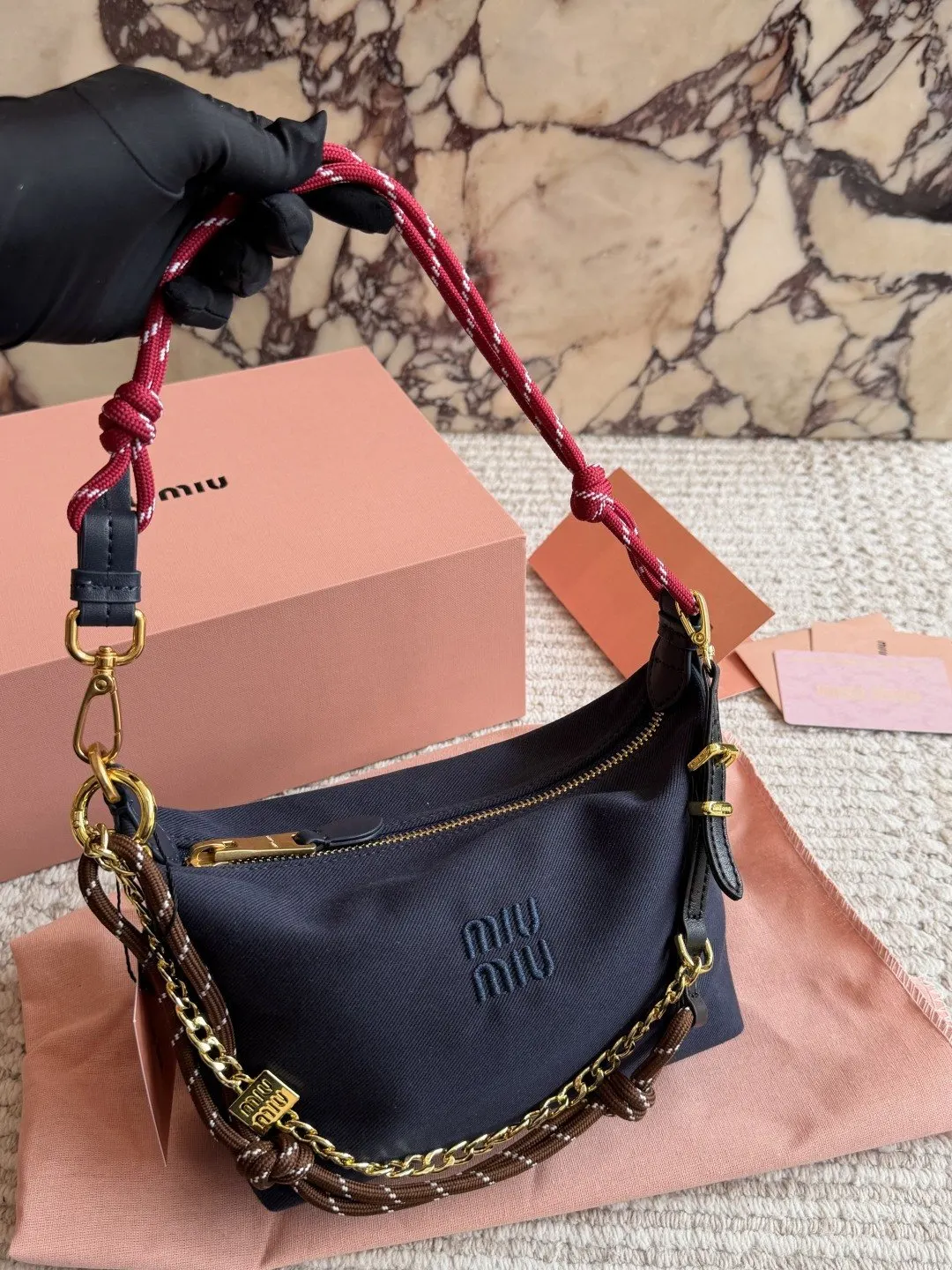 Miu 帆布 miumiu饭盒包 miumiu 这包时髦又能装 饭 手拿包 精致手拿款