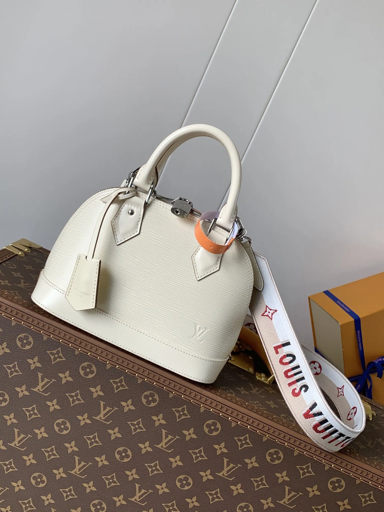 LV Alma 白色老花貝殼包 手提斜挎款