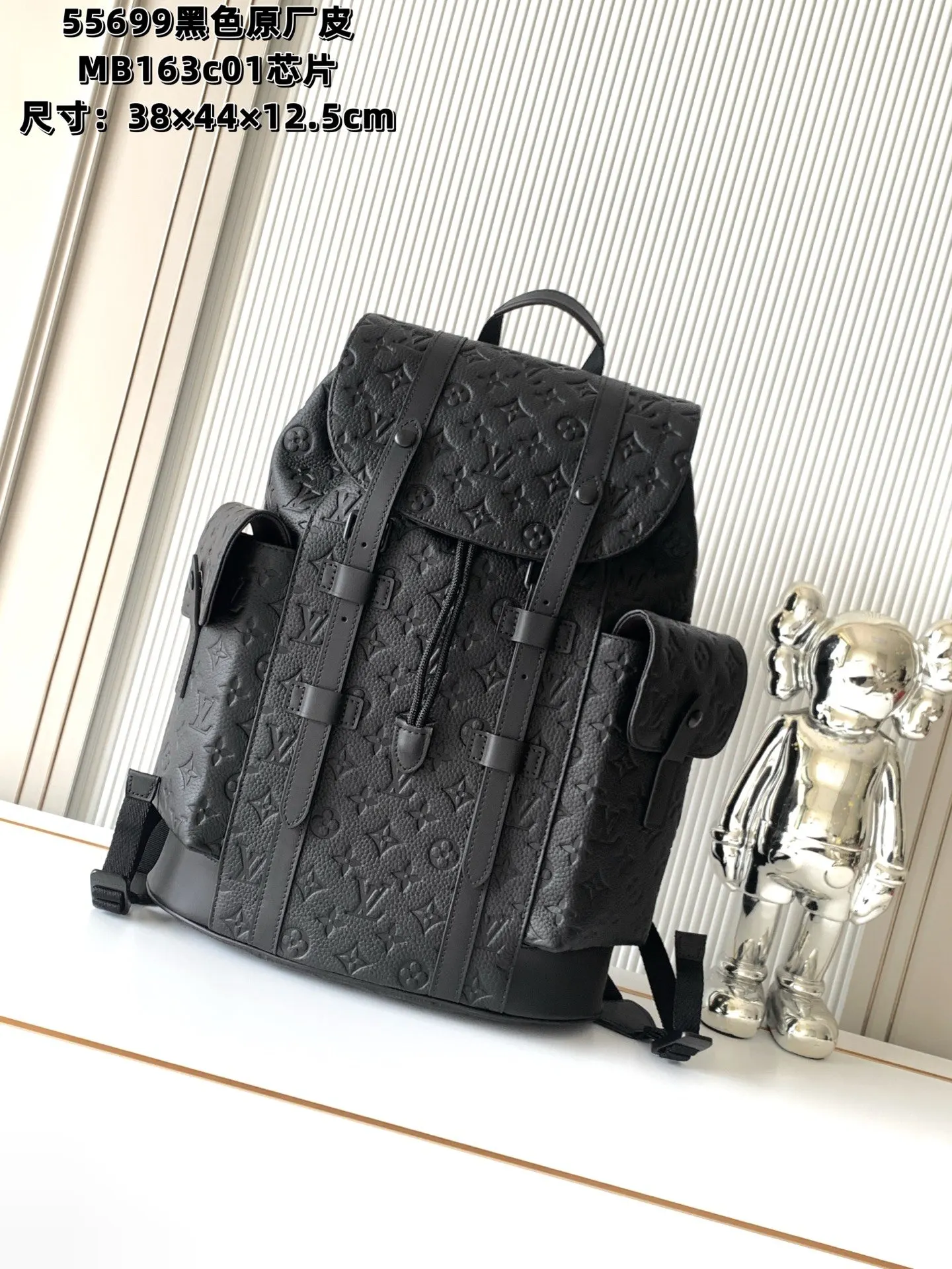 黑色 牛皮 抽绳和按扣封口安全守护随行物品 适中容量囊括外侧袋及 雙肩包 实用雙肩款
