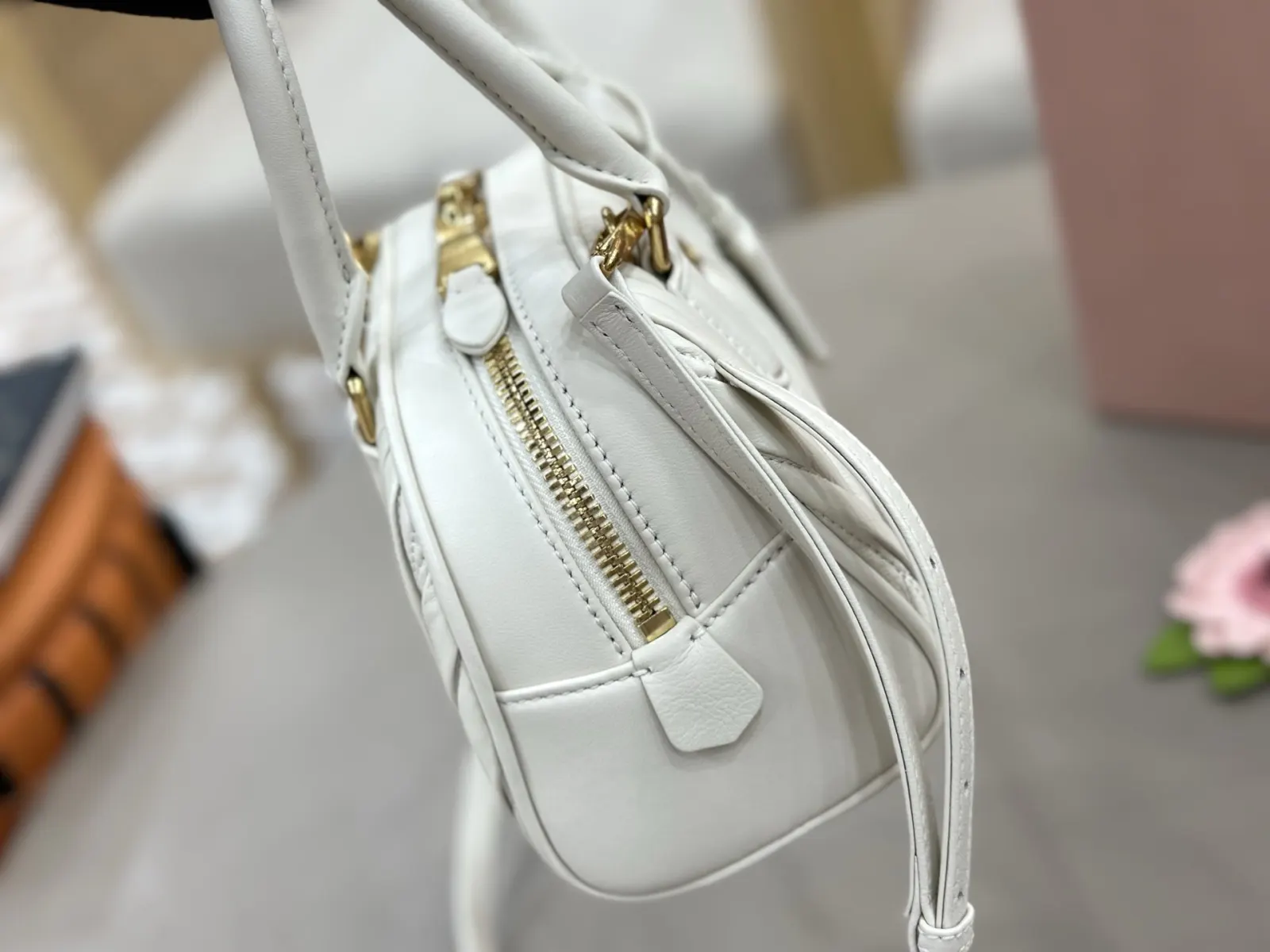 Miu 白色 金色 羊皮 斜挎包 轻便斜挎款