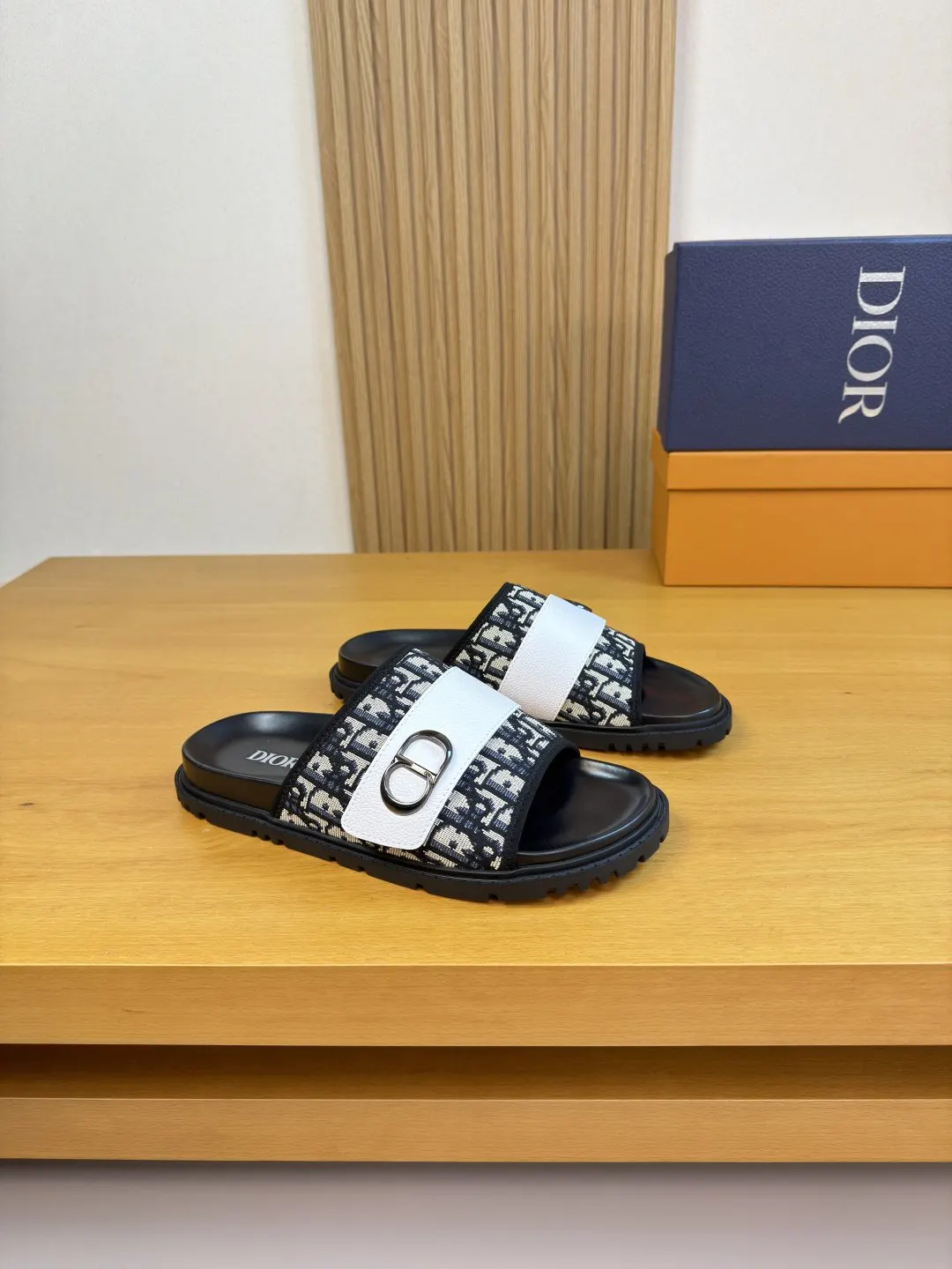 Dior calfskin slippers, comfortable and versatile