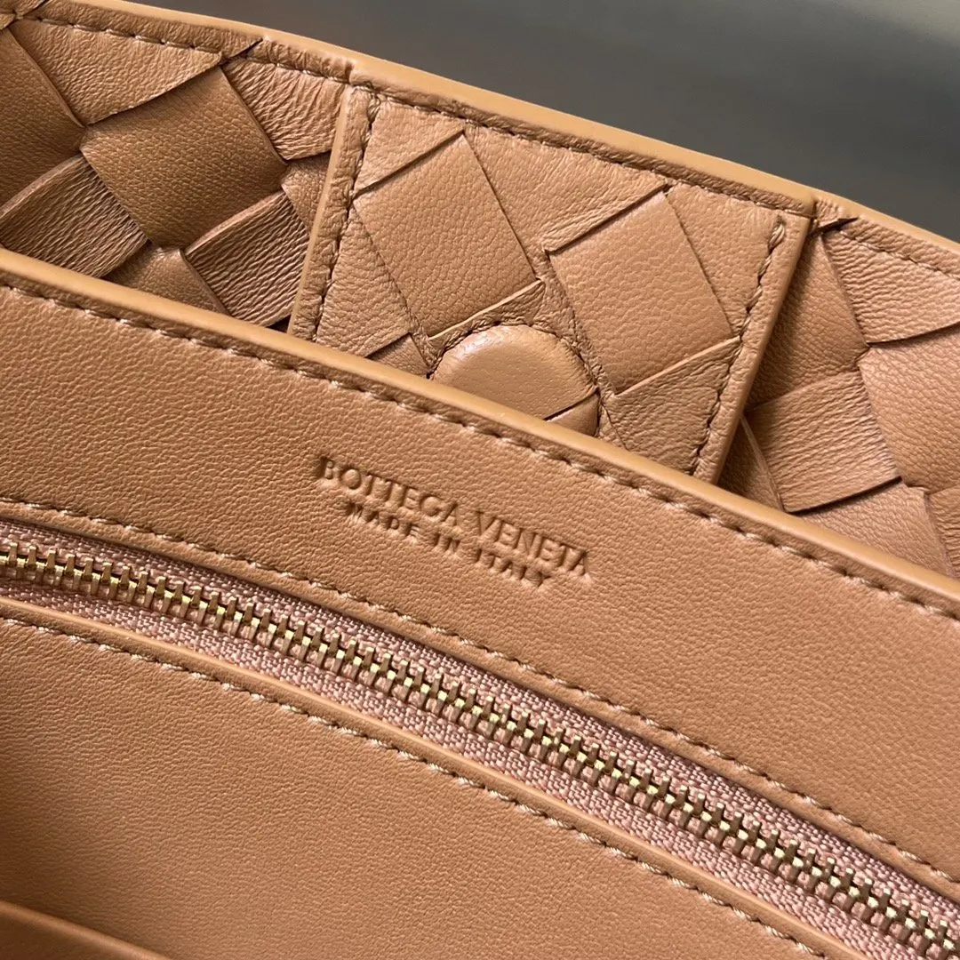 Bottega Veneta 金色 羊皮 斜背包 輕便斜挎款(數字9) Bottega Veneta 金色 羊皮 斜背包 輕便斜挎款(數字9)