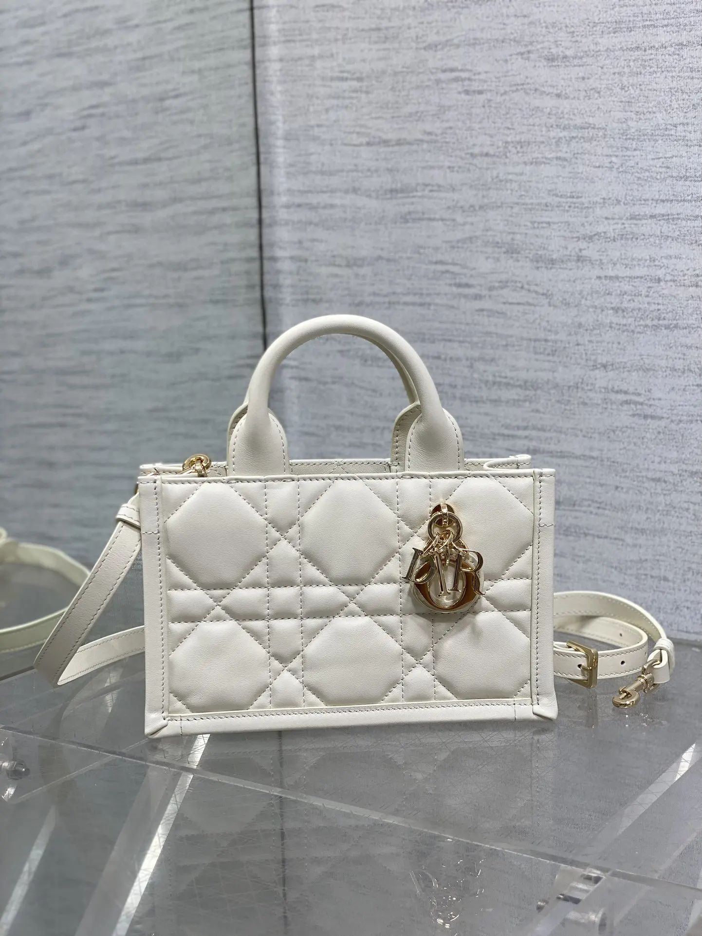 Dior Book Tote 白色小牛皮托特包 大容量通勤款