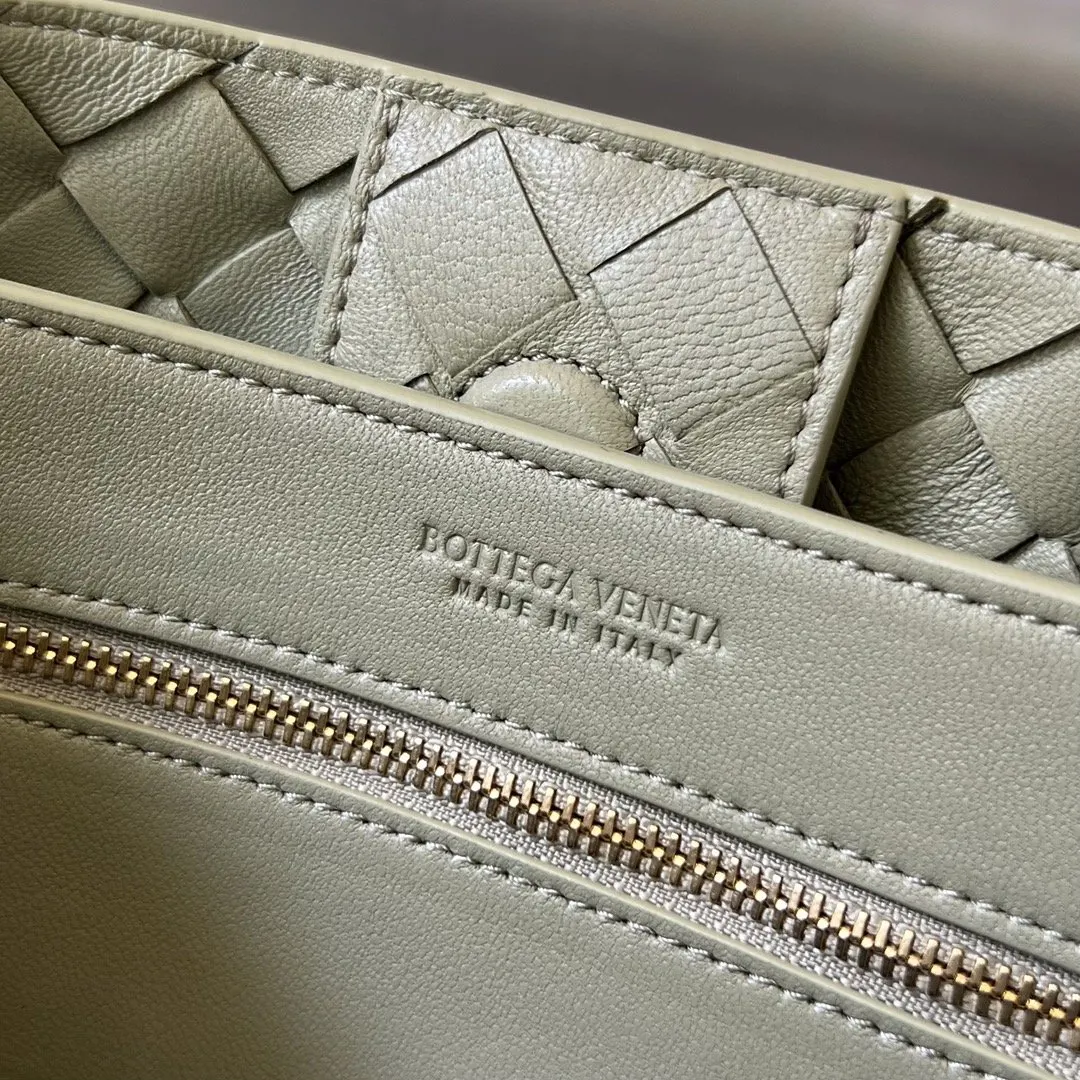 Bottega Veneta 金色 羊皮 斜挎包 轻便斜挎款