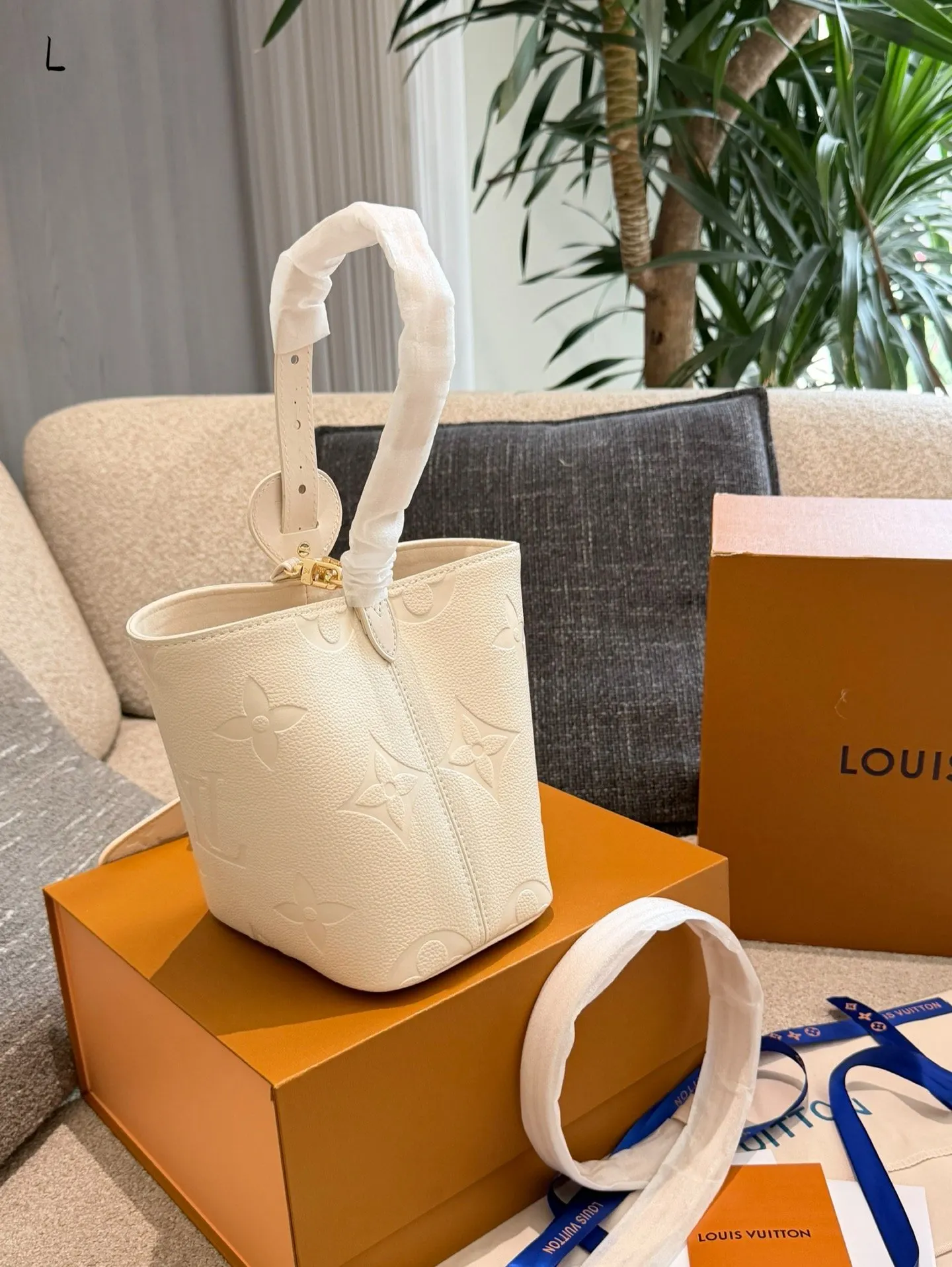 LV 白色 老花 牛皮 水桶包 休閒水桶款(數字9) LV 白色 老花 牛皮 水桶包 休閒水桶款(數字9)