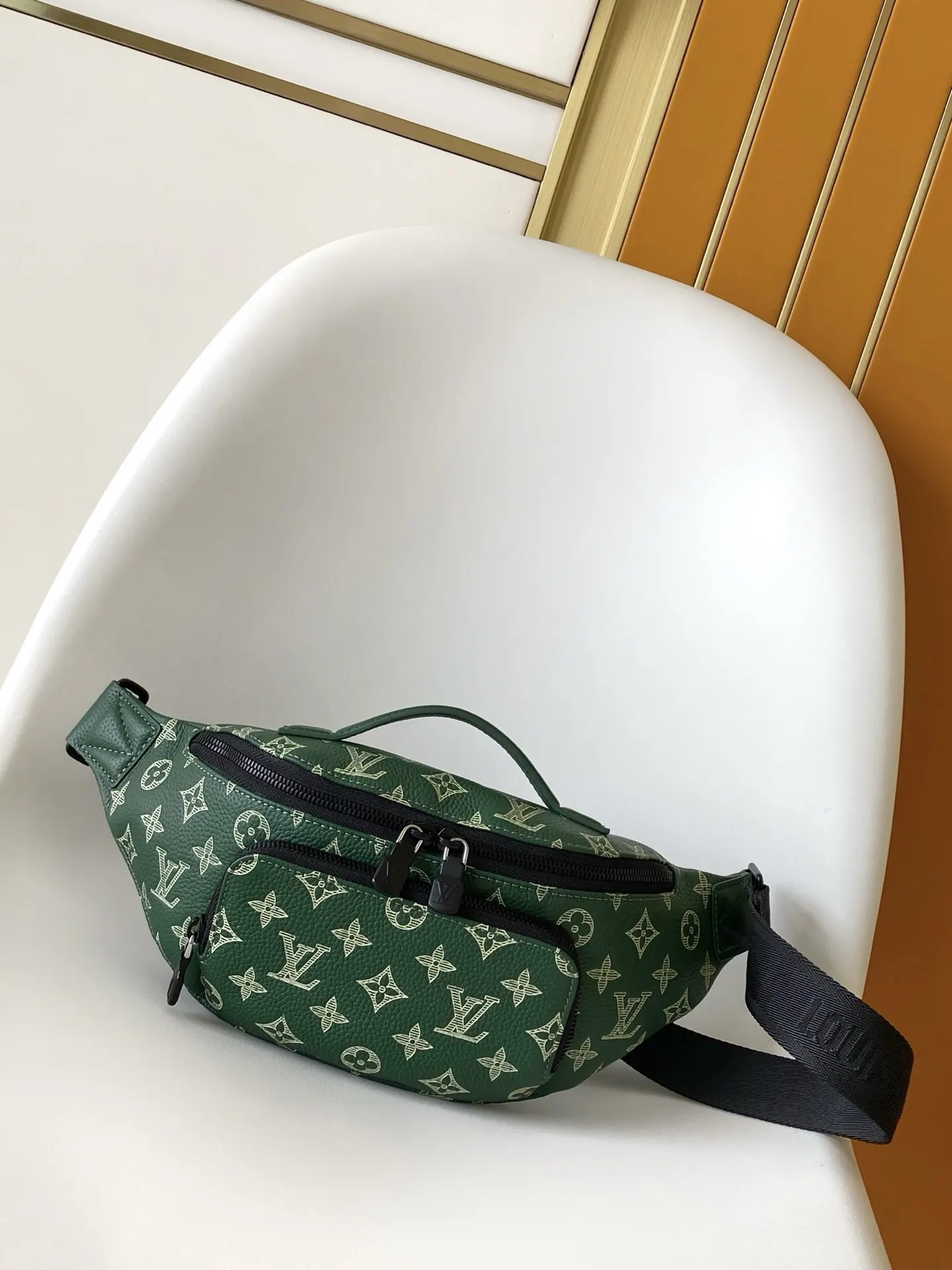 黑色 藍色 牛皮 贴身构型方便取放主隔层物品 可调节背带实现系腰 肩背 腰包 休閒腰包款