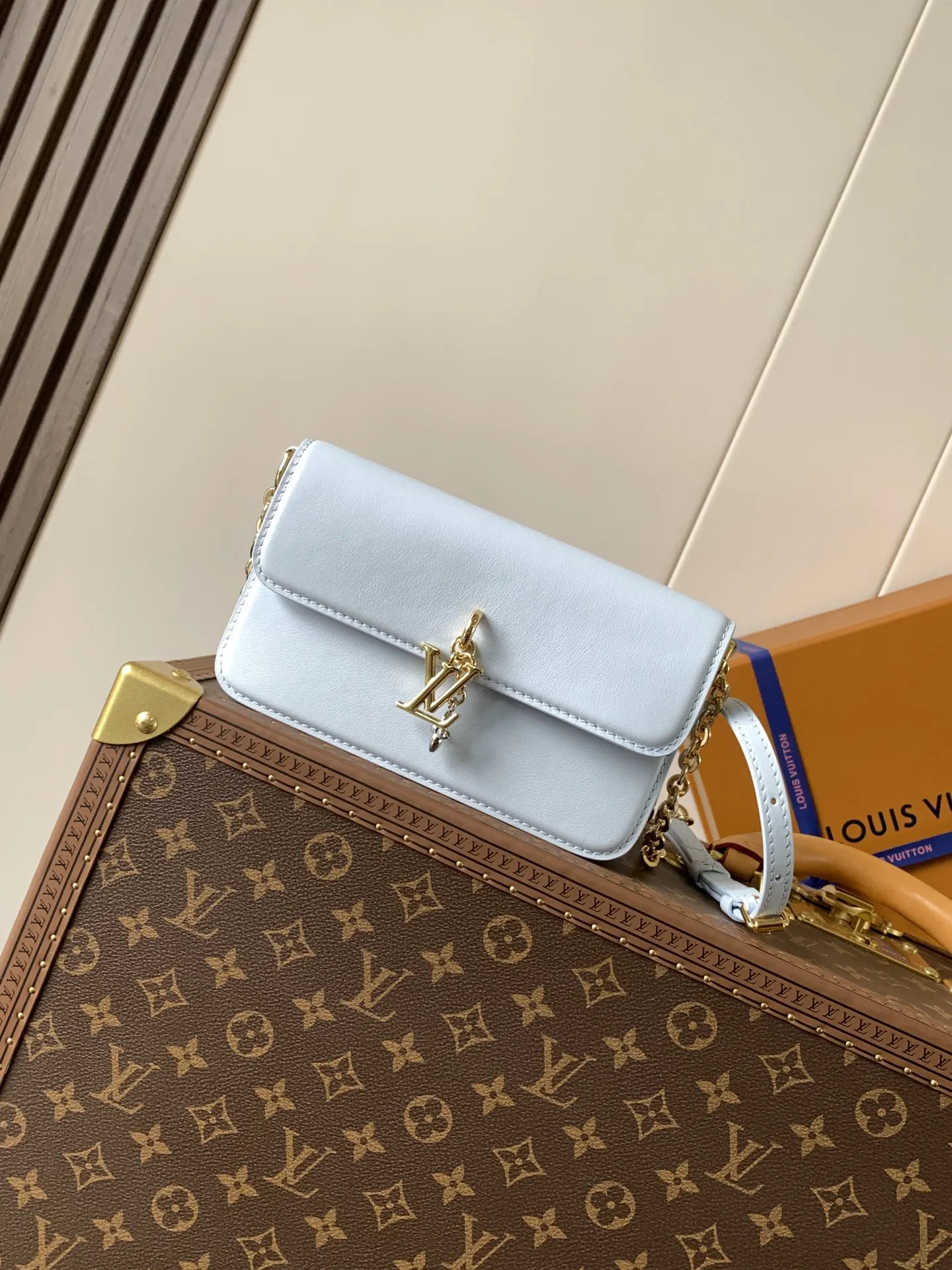 LV 黑色 杏色 牛皮 灵感源自品牌經典 Mo图案的装饰点缀其 鏈條包 精致鏈條款
