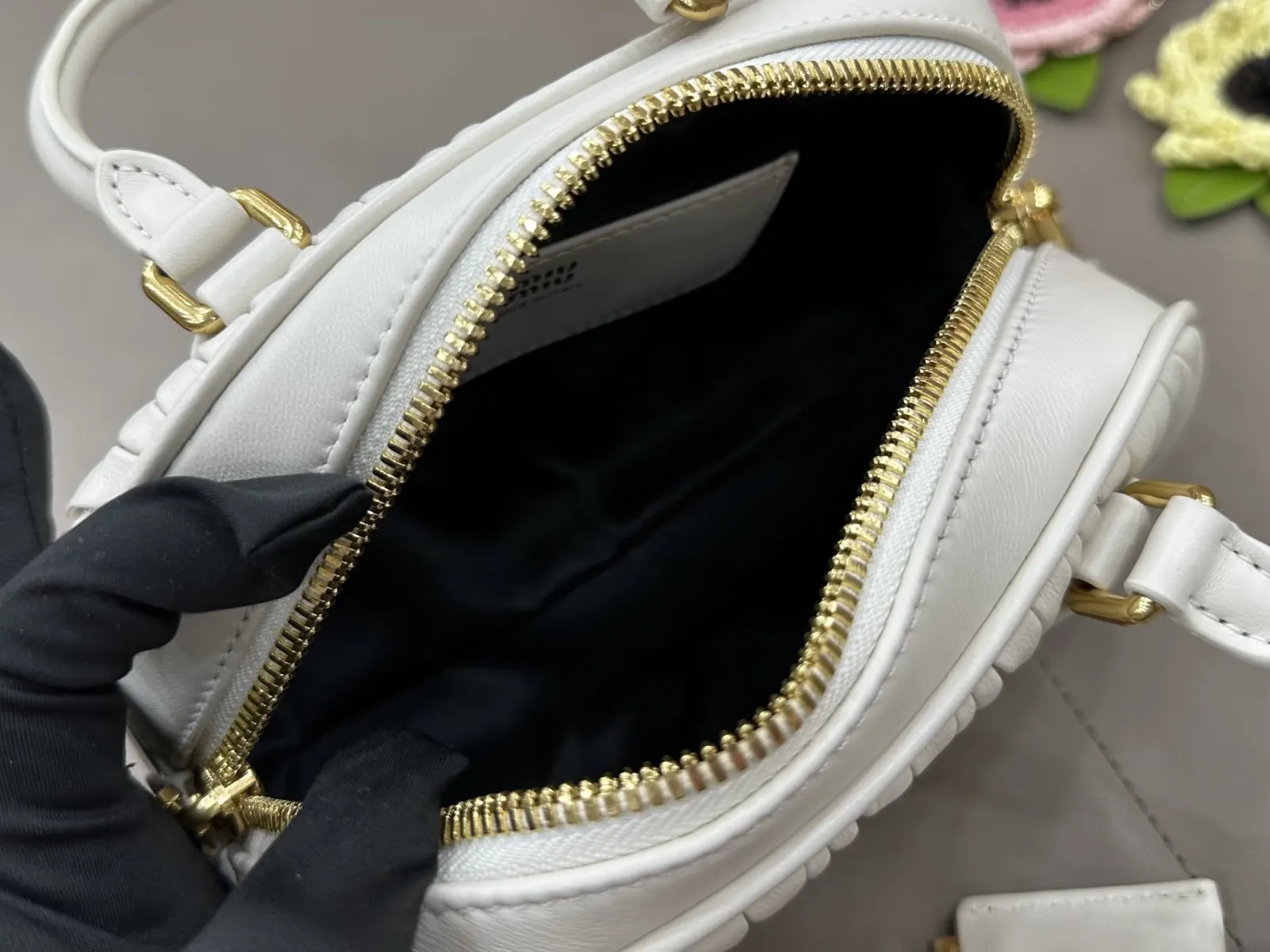 Miu 白色 金色 羊皮 斜挎包 轻便斜挎款