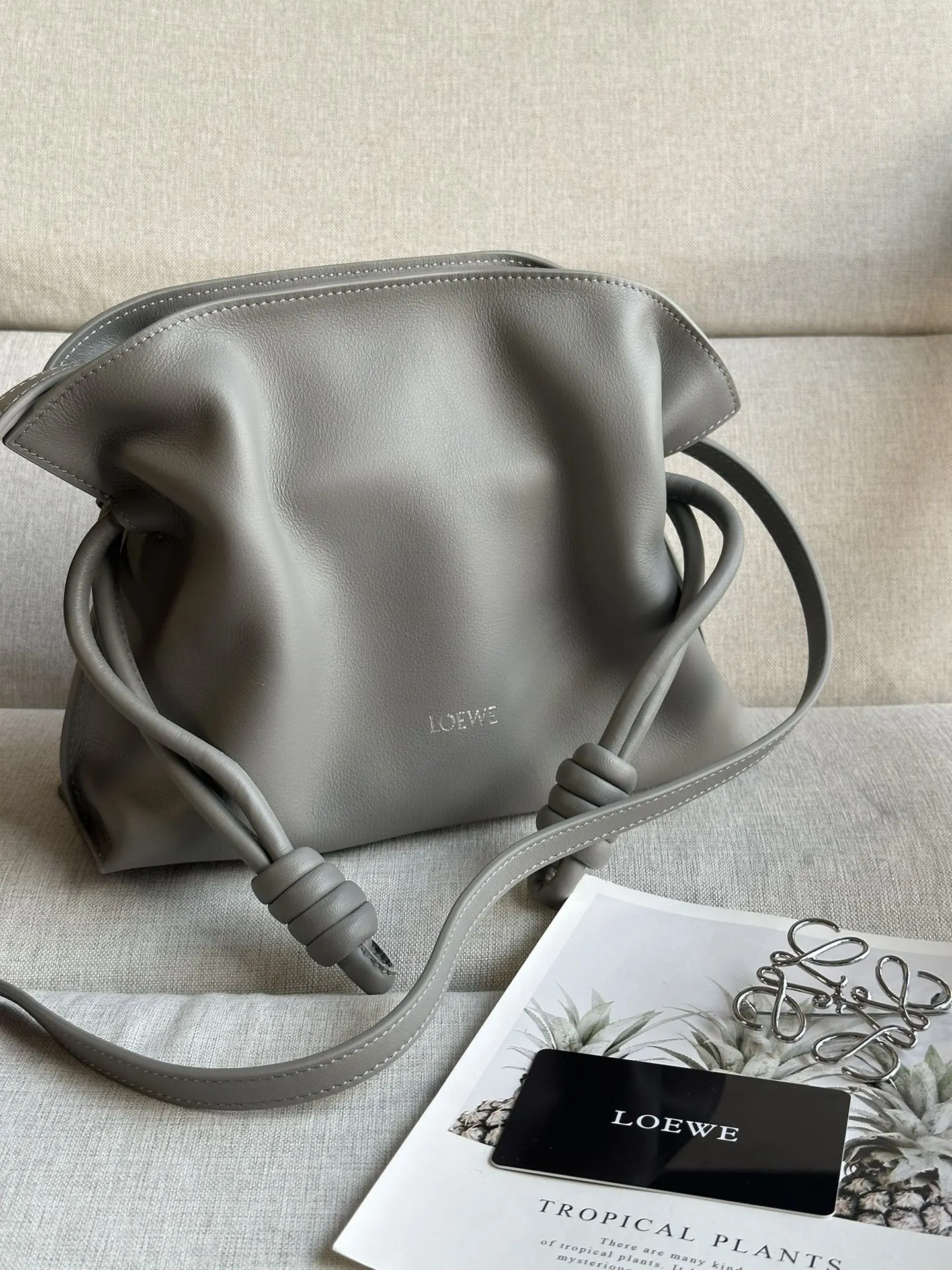 Loewe 灰色 小牛皮 手拿包 精致手拿款
